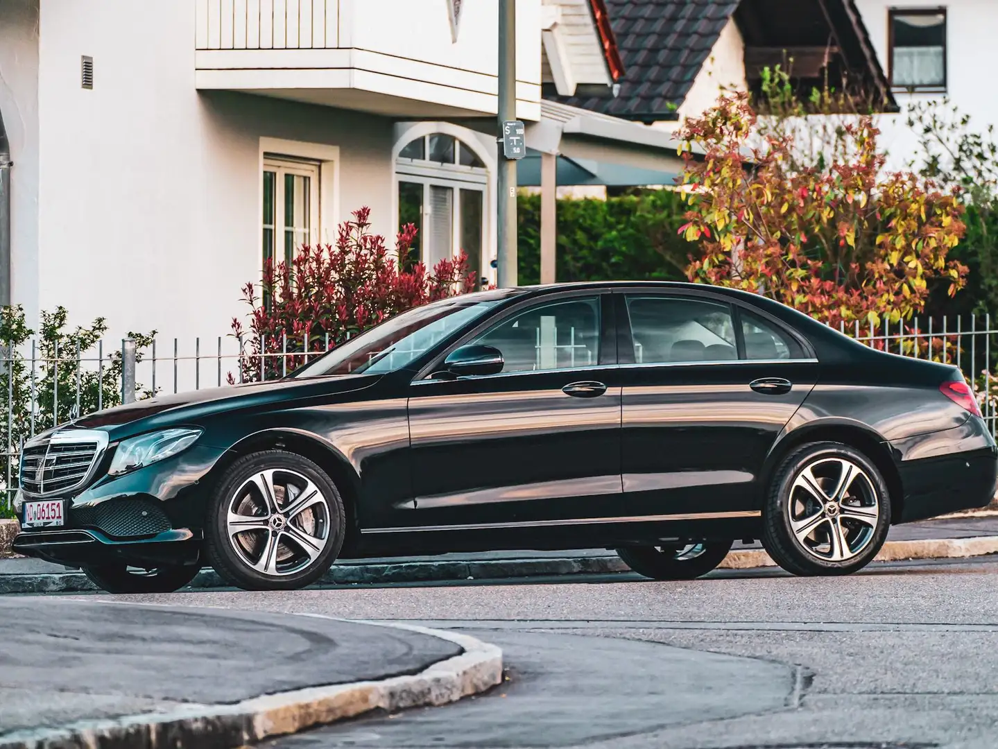 Mercedes-Benz E 400 Kamera 360°I AHK I Distronic I Allrad Nero - 1