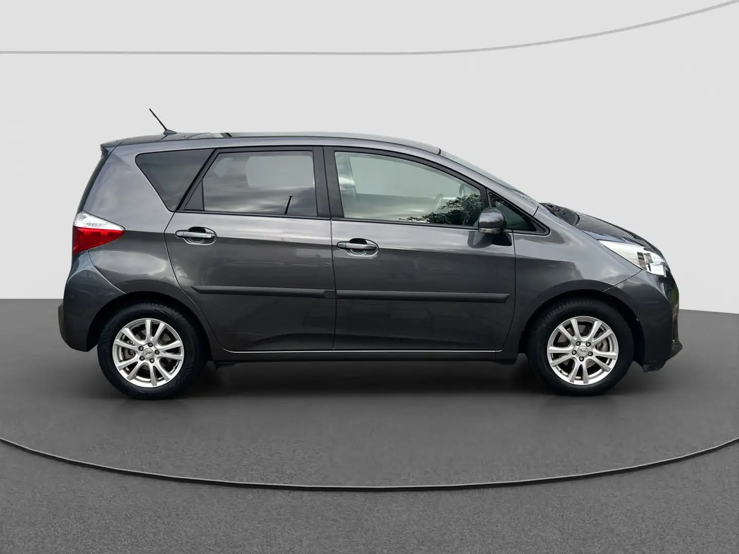 Toyota Verso-S 1.3 VVT-i Aspiration | Pano | Automaat Gris - 2
