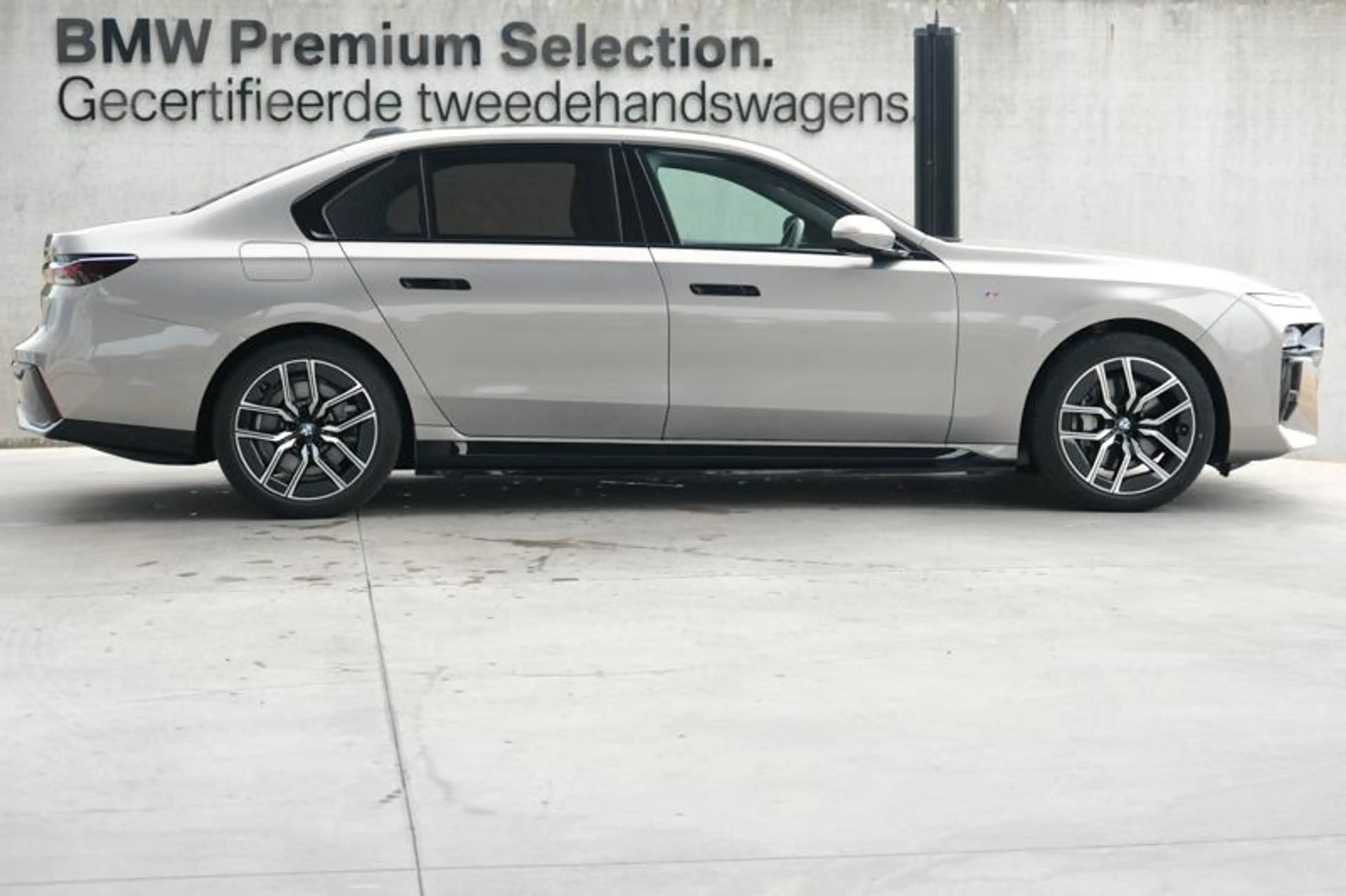 BMW i7 i7 eDrive50 M Sport | THEATRE SCREEN | ICONIC GLOW — photo 3