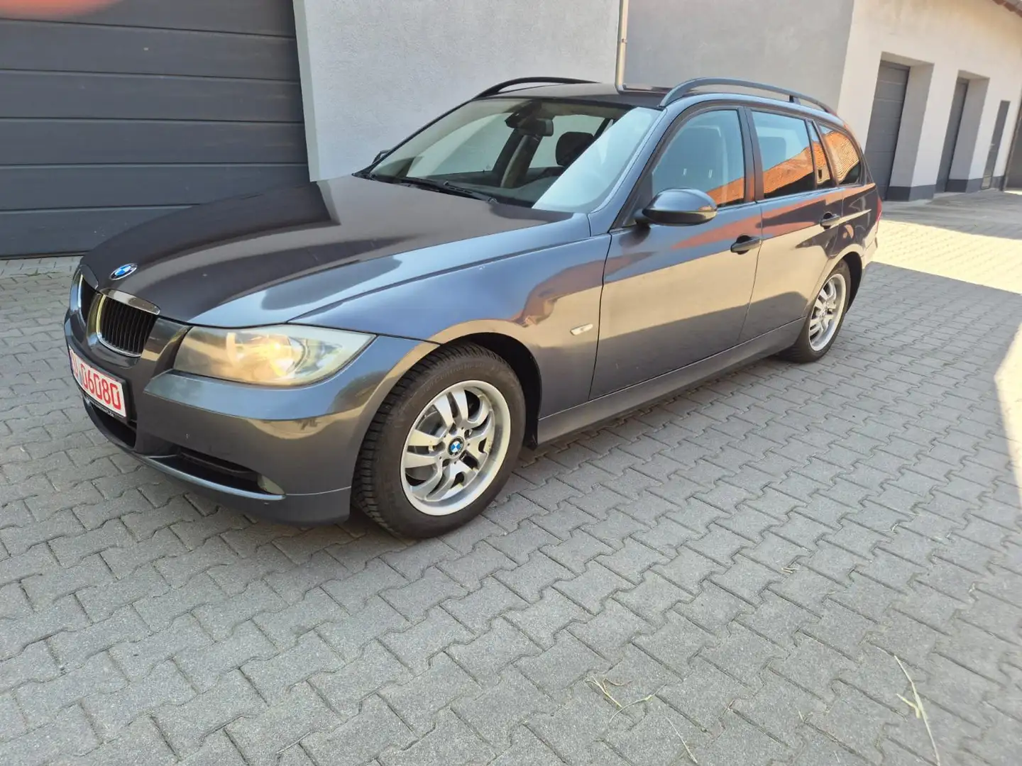 BMW 320 320i - Kombi - elek. AHK - TÜV/AU 07.27 Grey - 2