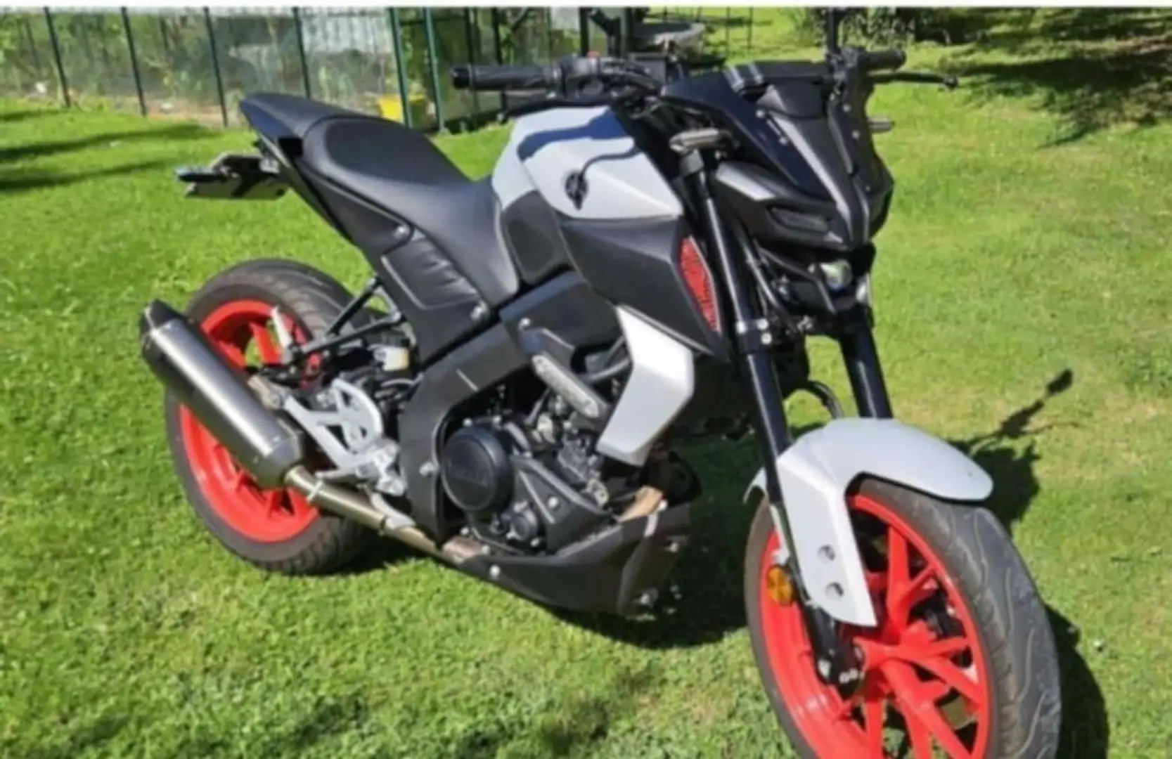 Yamaha MT-125 Gris - 1