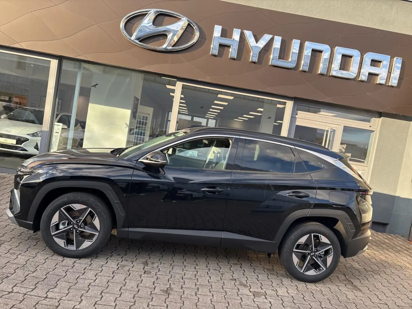 Hyundai TUCSON Trend Hybrid 4WD Klima Navi Rückfahrkamera Schwarz - 2