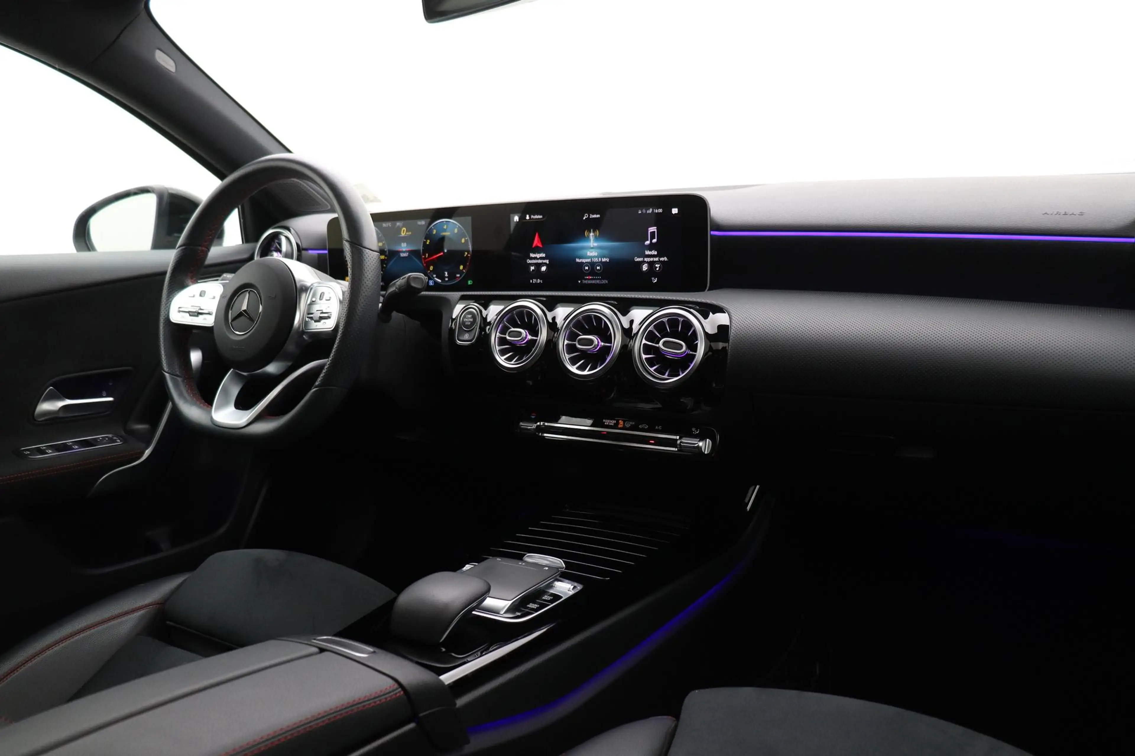 Mercedes-Benz A 220 Premium | Panoramadak | ACC | AMG Line | Stoelverw — photo 17
