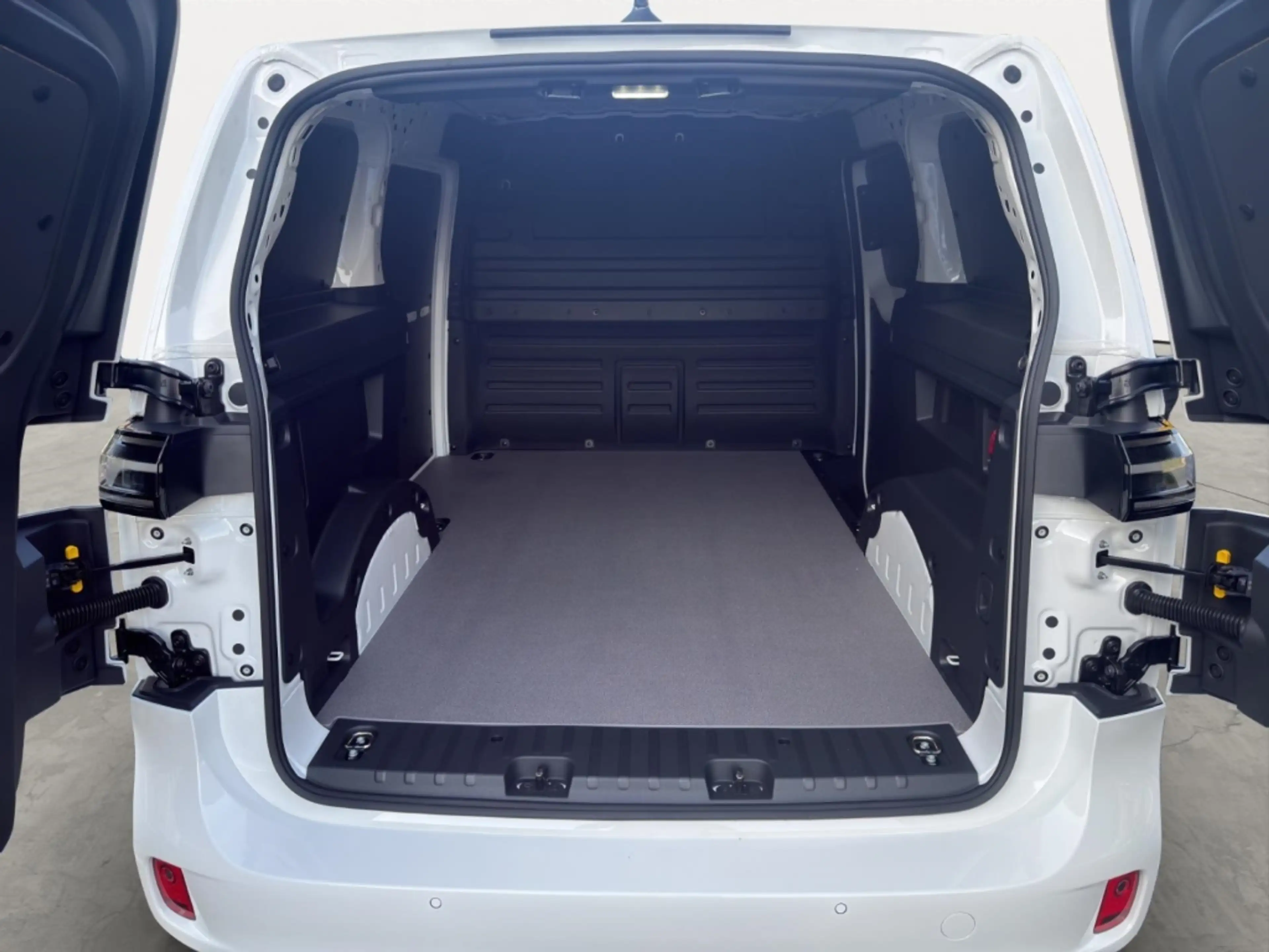 Volkswagen ID. Buzz Cargo Pro 4MOTION 79 kWh kurzer Radstand 2989 mm — photo 14
