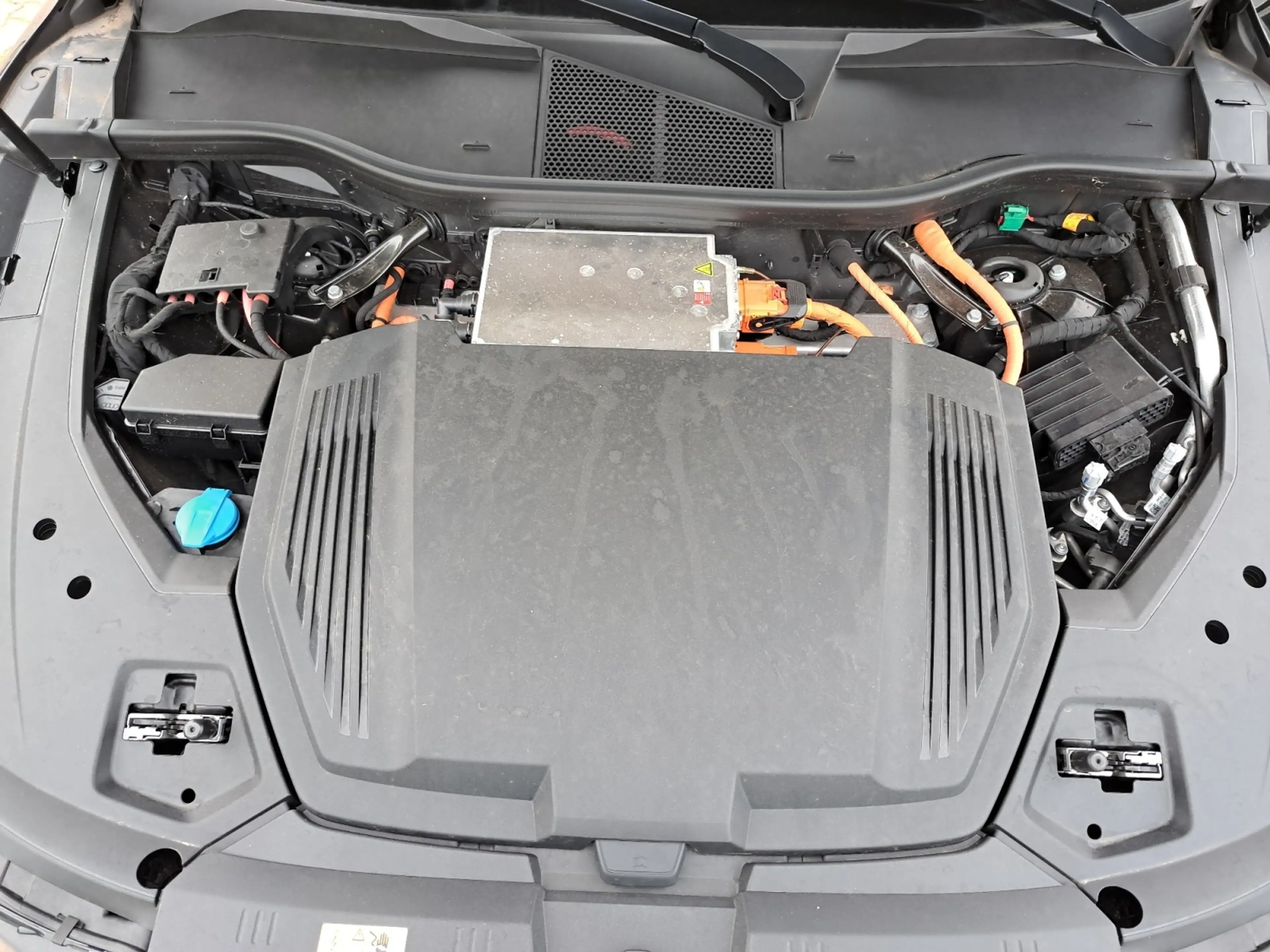 Audi Q8 e-tron 55 quattro S line PANO AHK NAV HEAD 21" AIR 4xKAM — photo 20