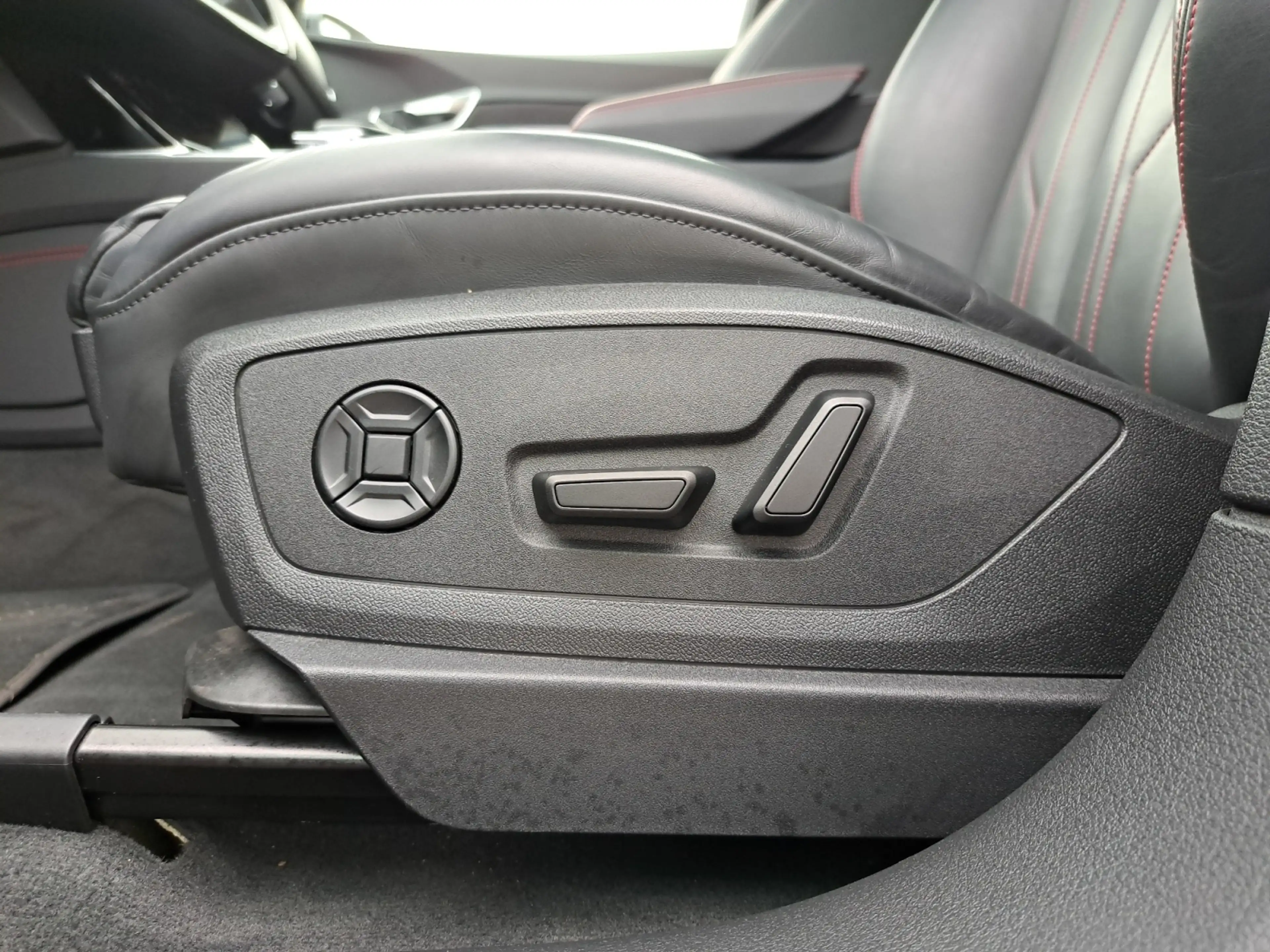 Audi Q8 e-tron 55 quattro S line PANO AHK NAV HEAD 21" AIR 4xKAM — photo 23