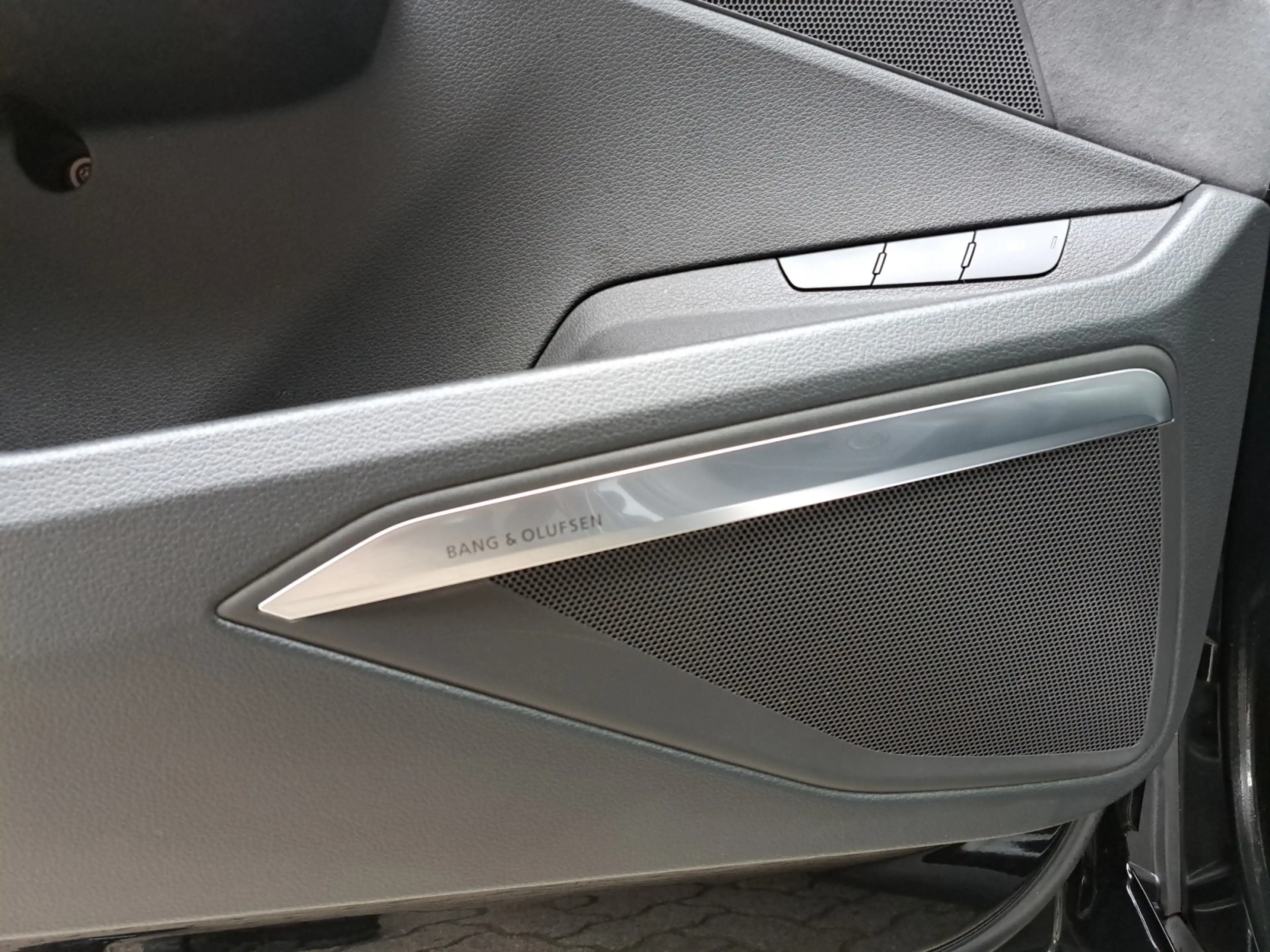 Audi Q8 e-tron 55 quattro S line PANO AHK NAV HEAD 21" AIR 4xKAM — photo 28
