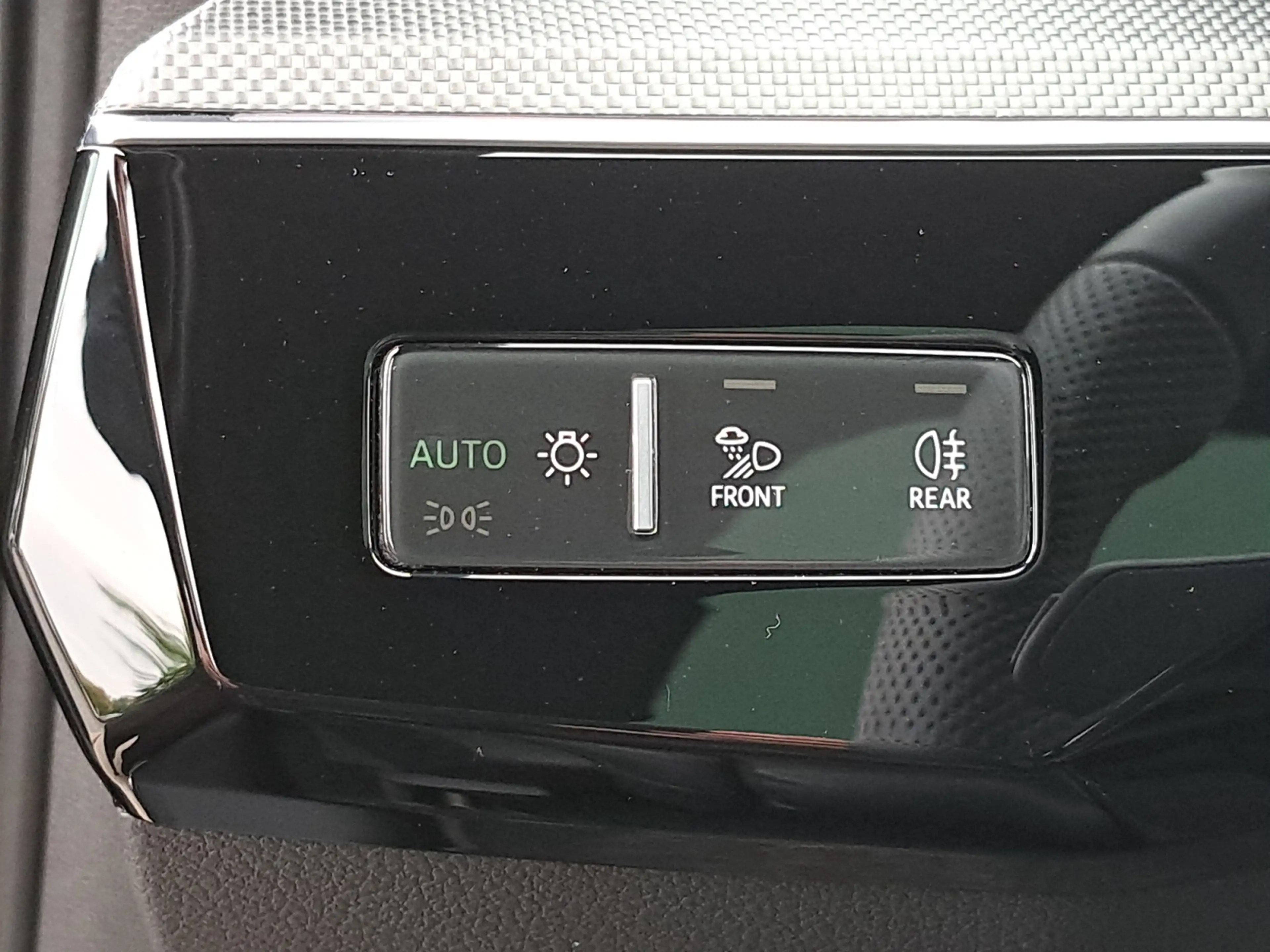 Audi Q8 e-tron 55 quattro S line PANO AHK NAV HEAD 21" AIR 4xKAM — photo 26