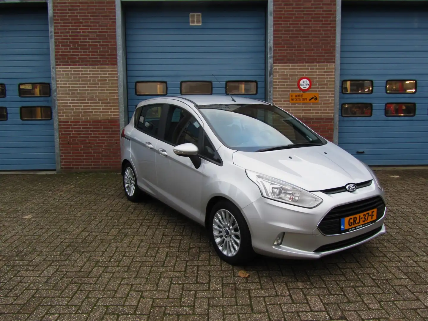 Ford B-Max 1.0 EcoBoost Ambiente|5 deurs|airco|trekhaak|stoel Grijs - 2