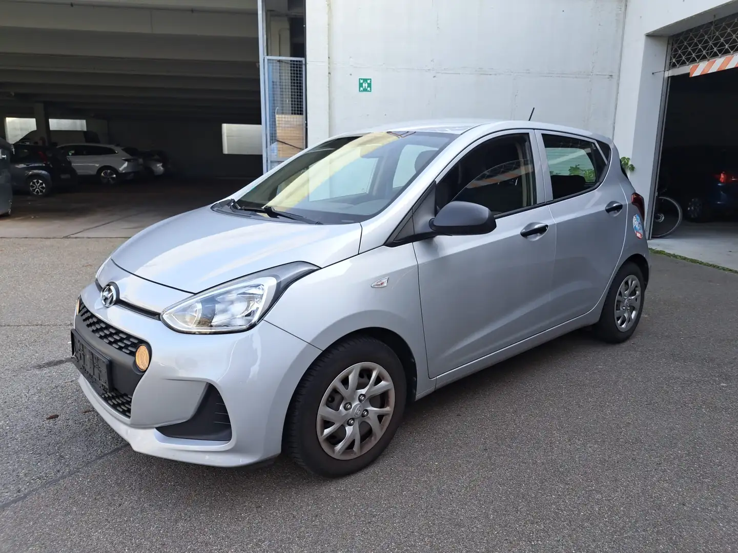 Hyundai i10 Classic Grau - 1