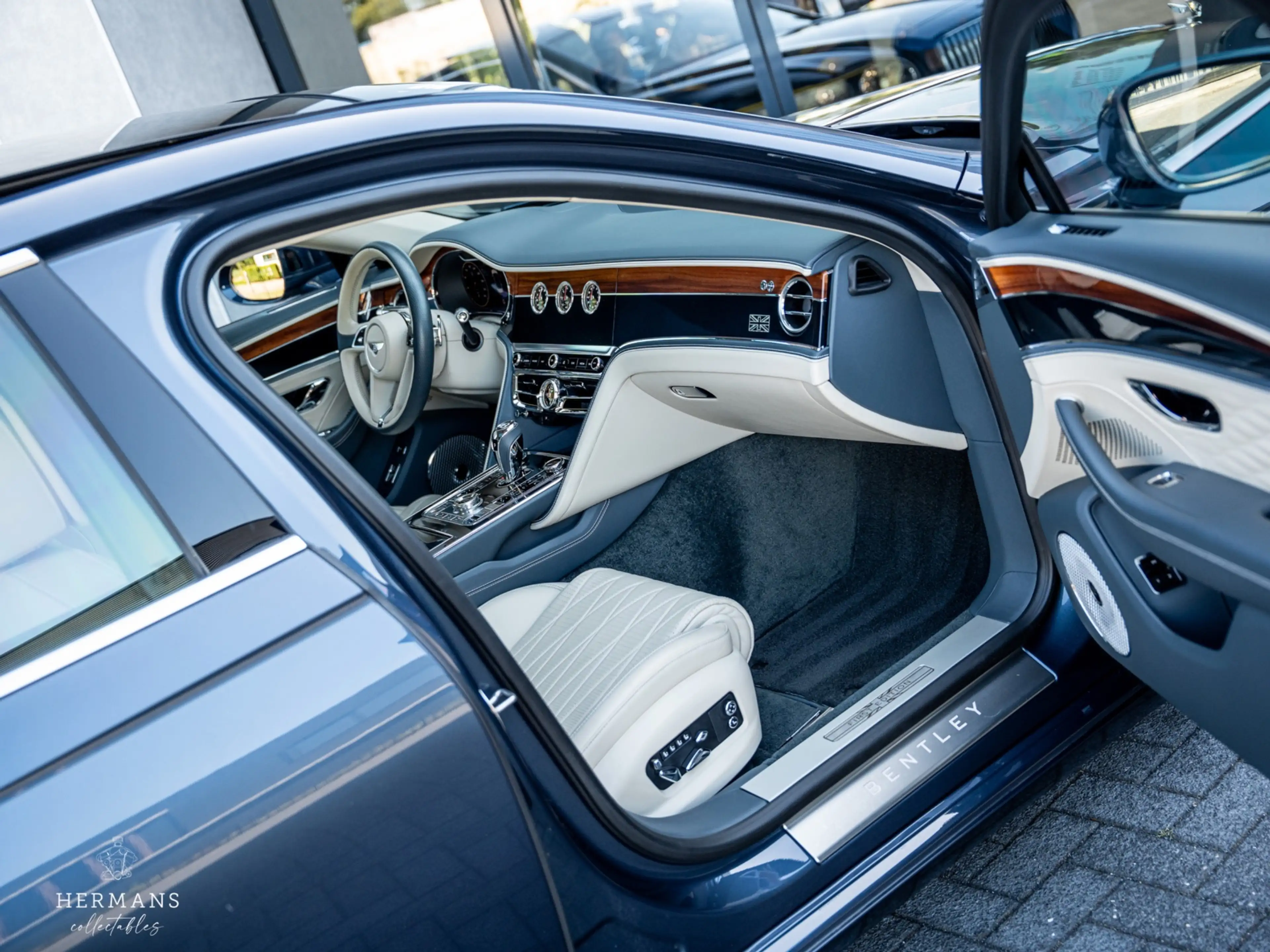 Bentley Flying Spur 6.0 W12 First Edition / NAIM / Rotating / HUD / Dy — photo 36