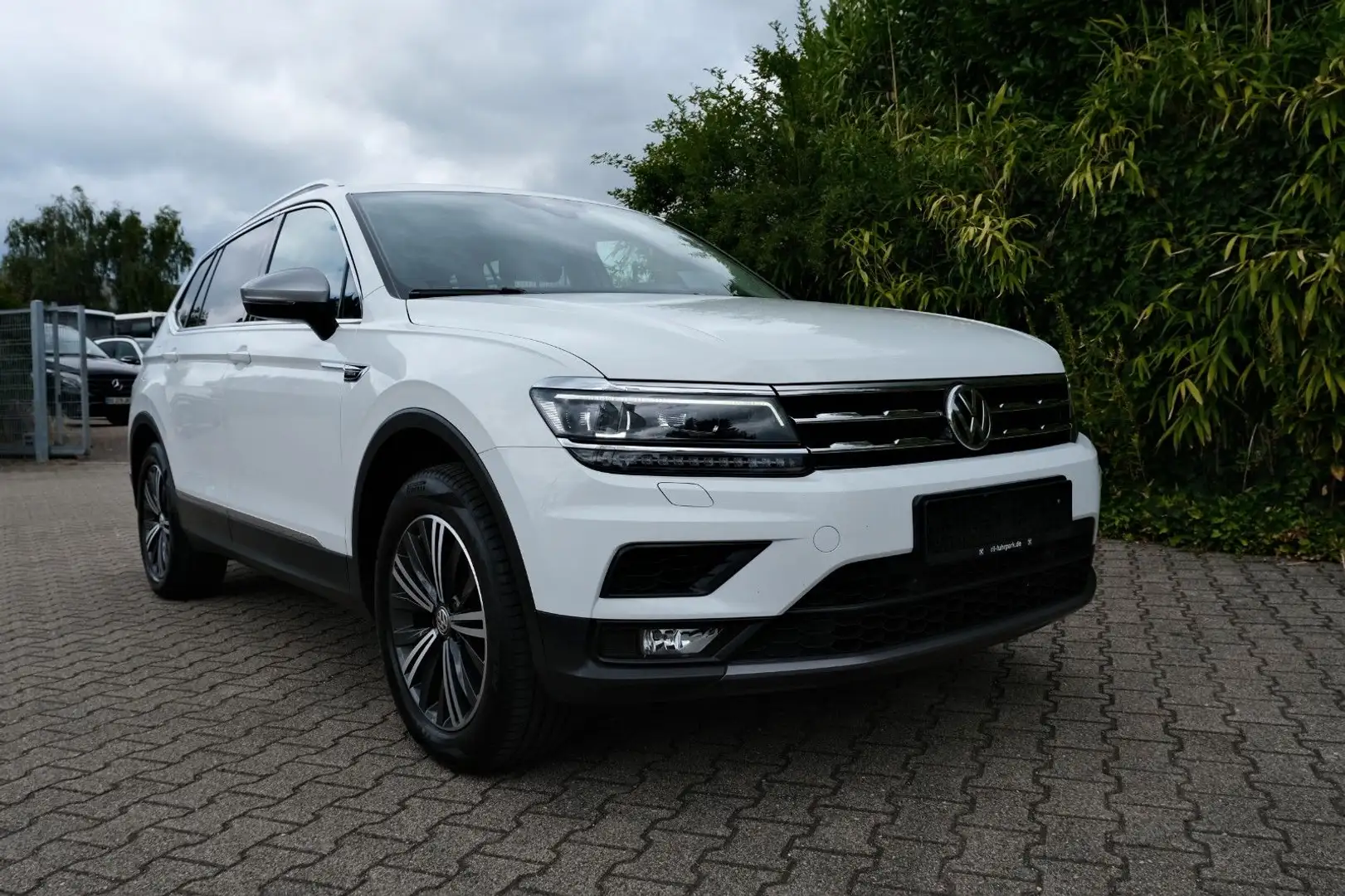 Volkswagen Tiguan Allspace 4Motion AHK HUD ACC LED 7 Platz Weiß - 2