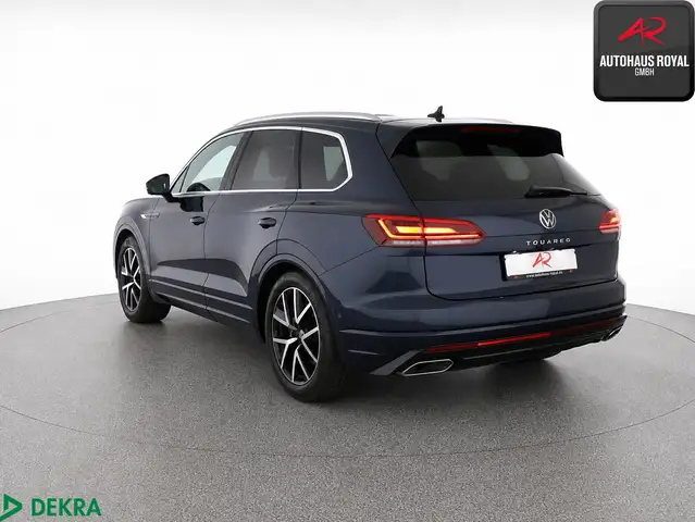 Volkswagen Touareg view 3