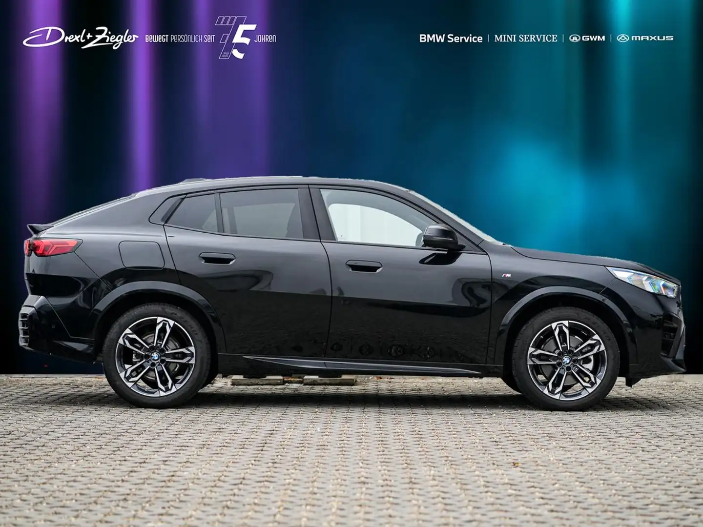 BMW X2 sDrive20i M-Sport AdLED AHK AkSitz PANO KoZg Schwarz - 2