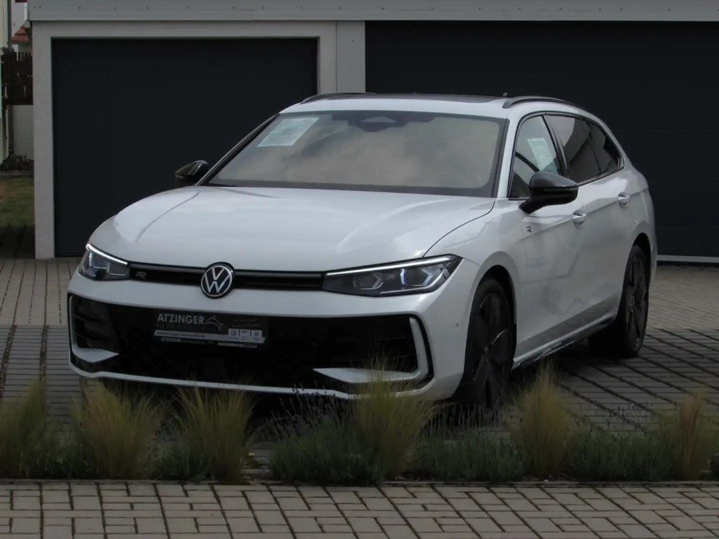 Volkswagen Passat Variant R-Line 2,0l TDI DSG AHK DCC Standh. Klima Navi Weiß - 2
