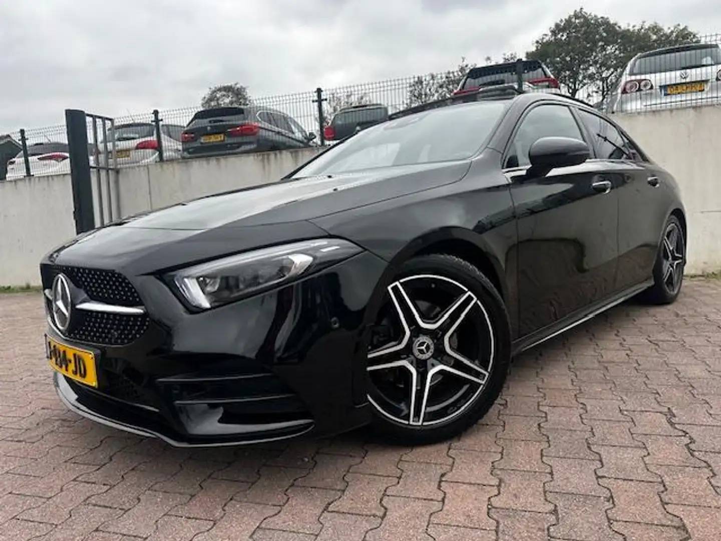 Mercedes-Benz A 200 Business Solution AMG/PANO/SFEER VERLICHTING/VIRTU Zwart - 2
