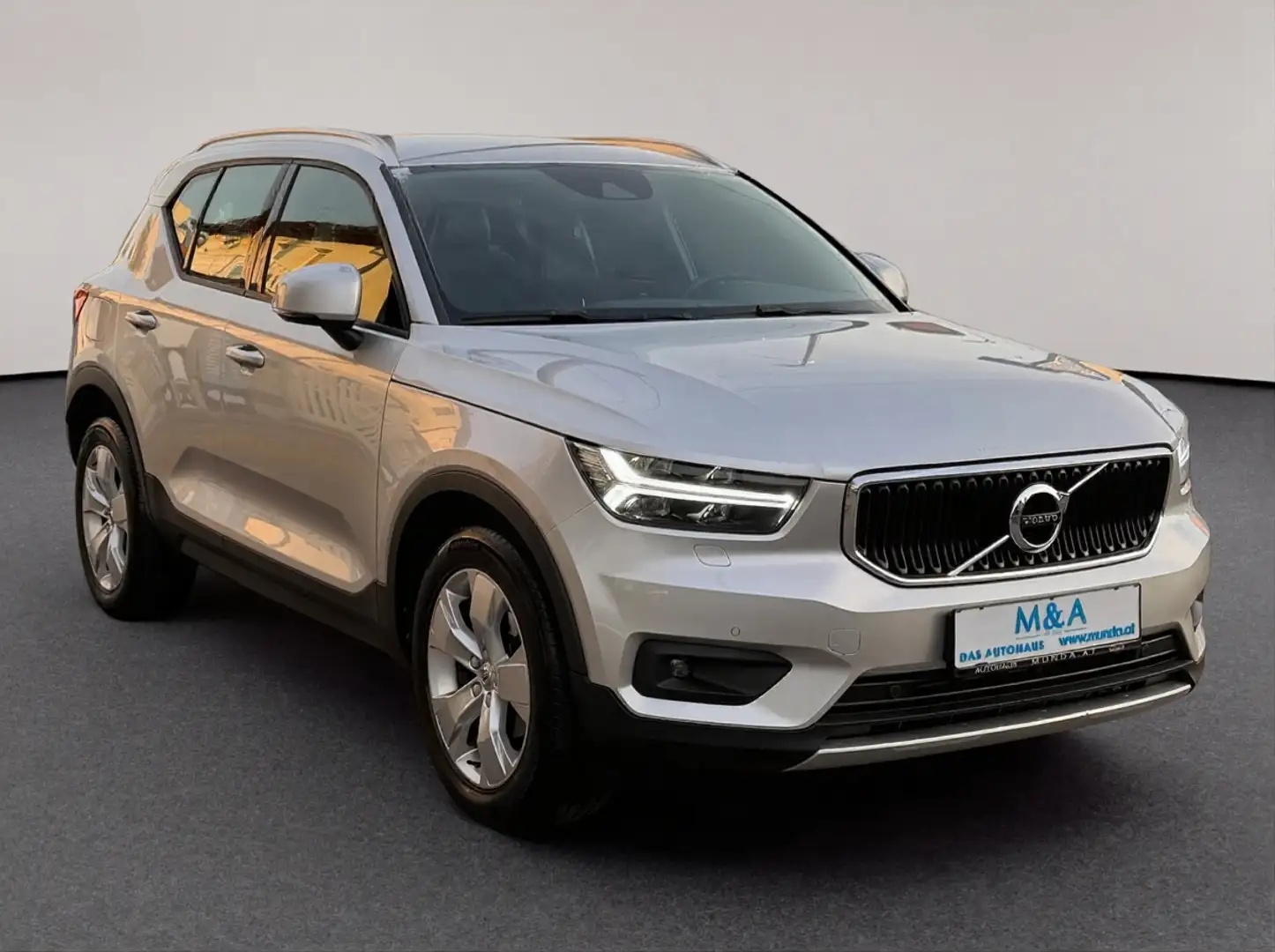 Volvo XC40 2.0 D3 Momentum 2WD Gepflegt/Erstbesitz/Garantie Silber - 2