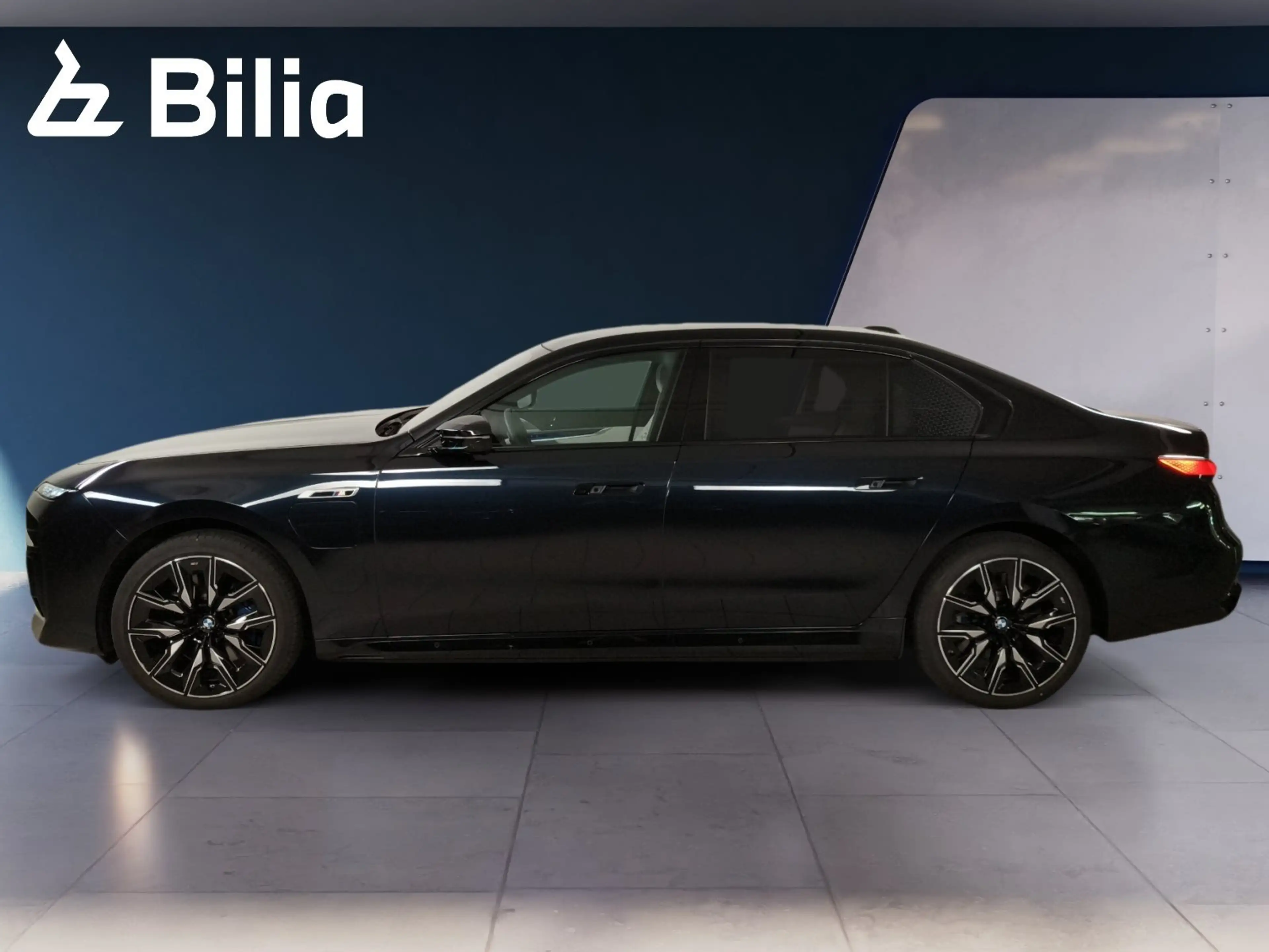 BMW 760 M760e xDrive — photo 11