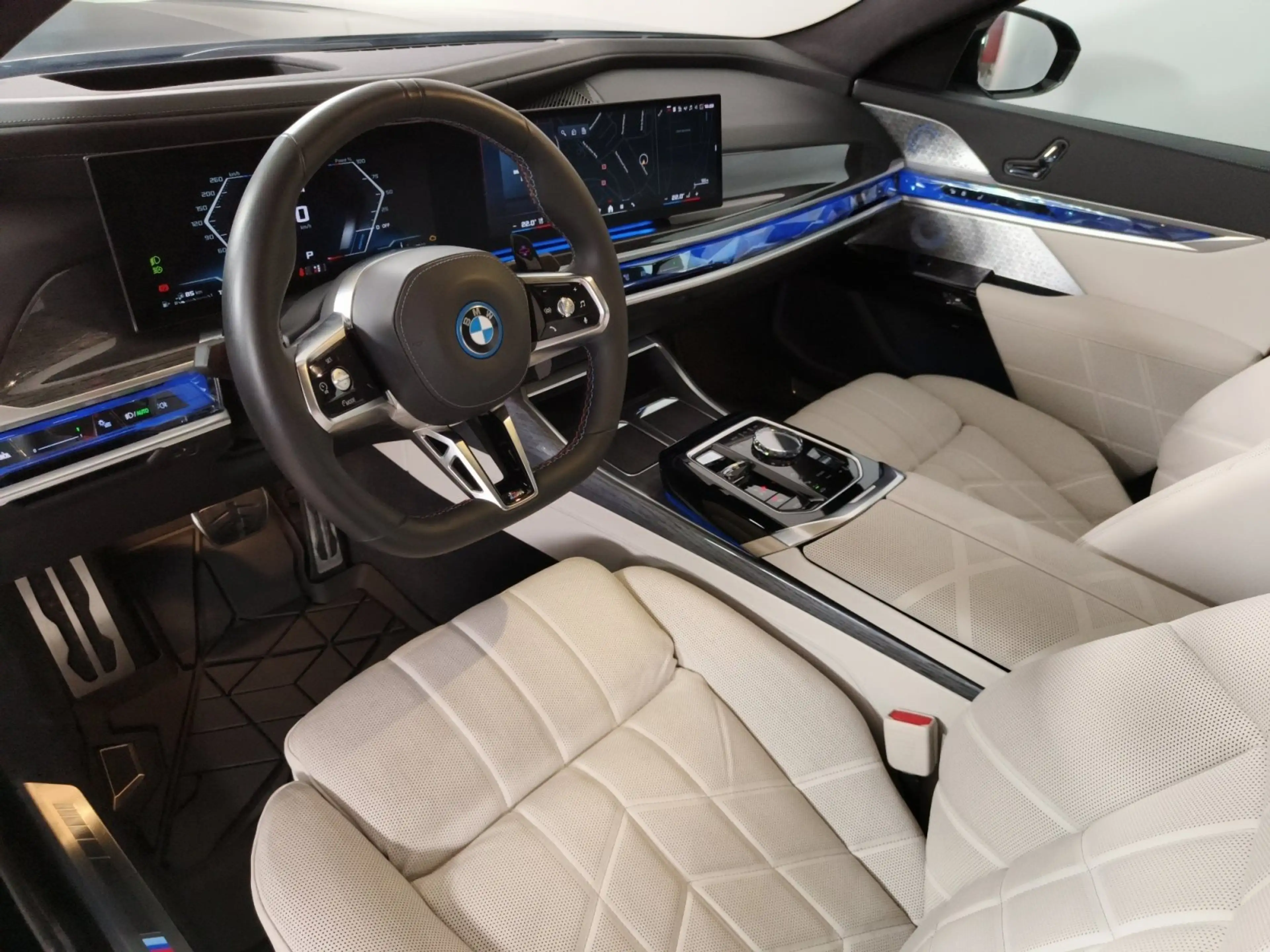 BMW 760 M760e xDrive — photo 12