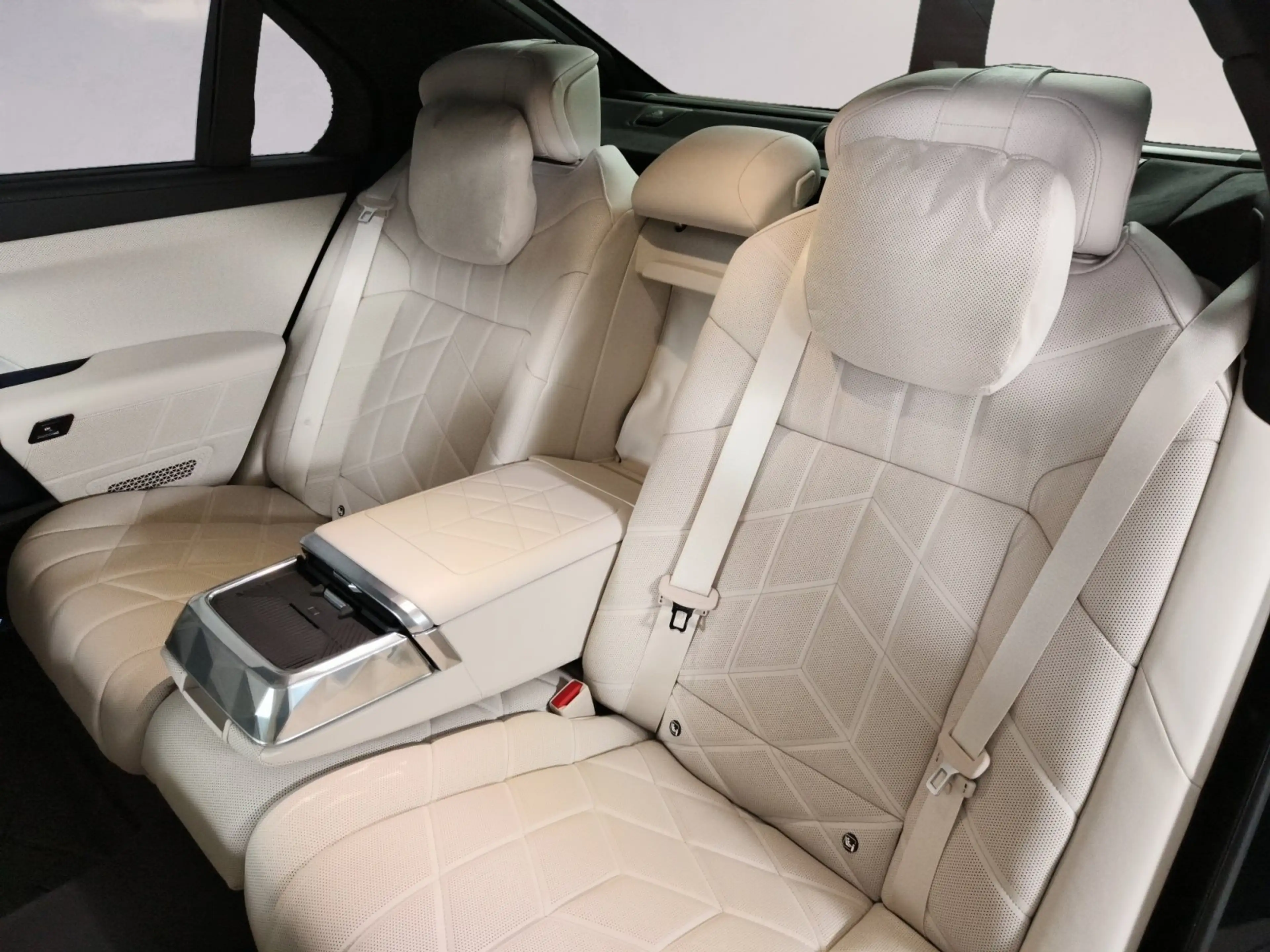 BMW 760 M760e xDrive — photo 8