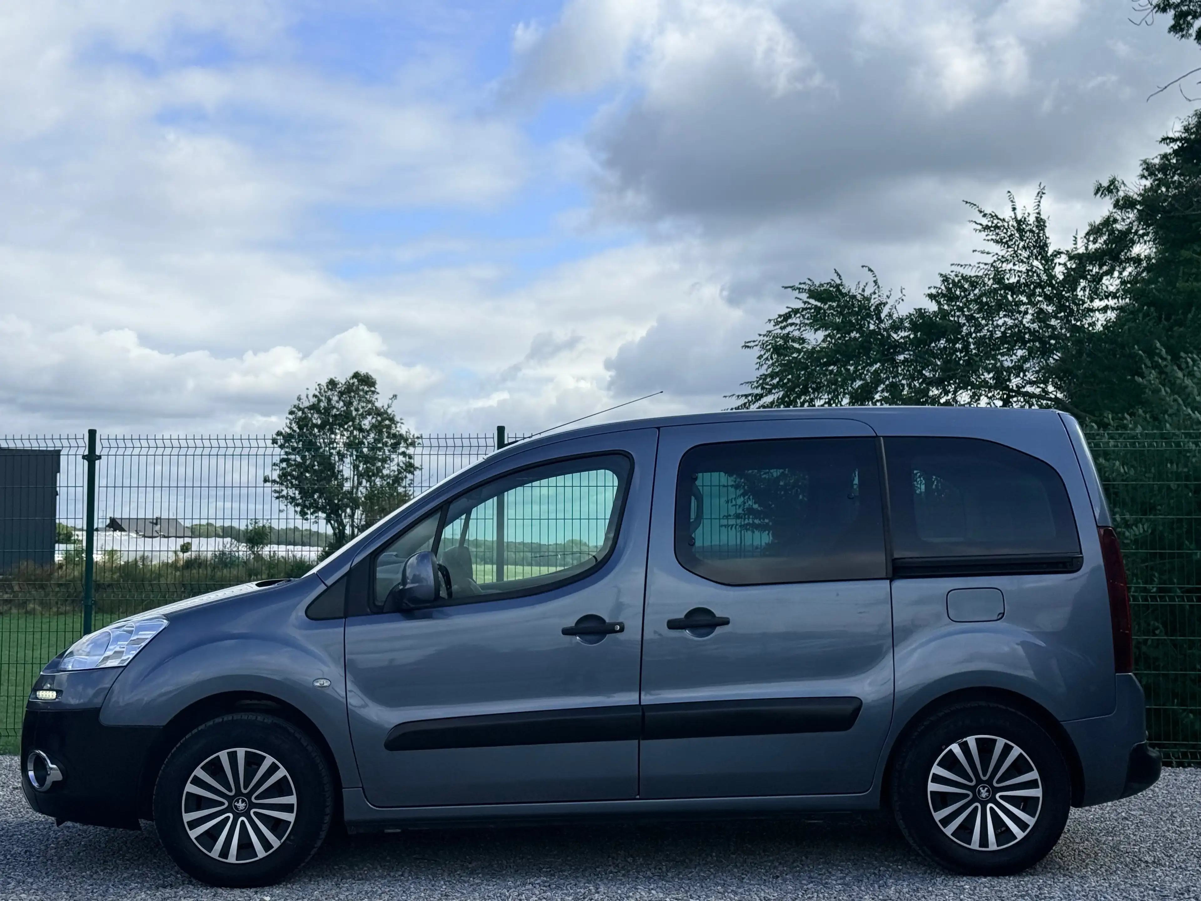 Peugeot Partner Partner Tepee //1.6 HDi Active // PREMIER PROPRIETAIRE//12MOIS GARANTIE — photo 2