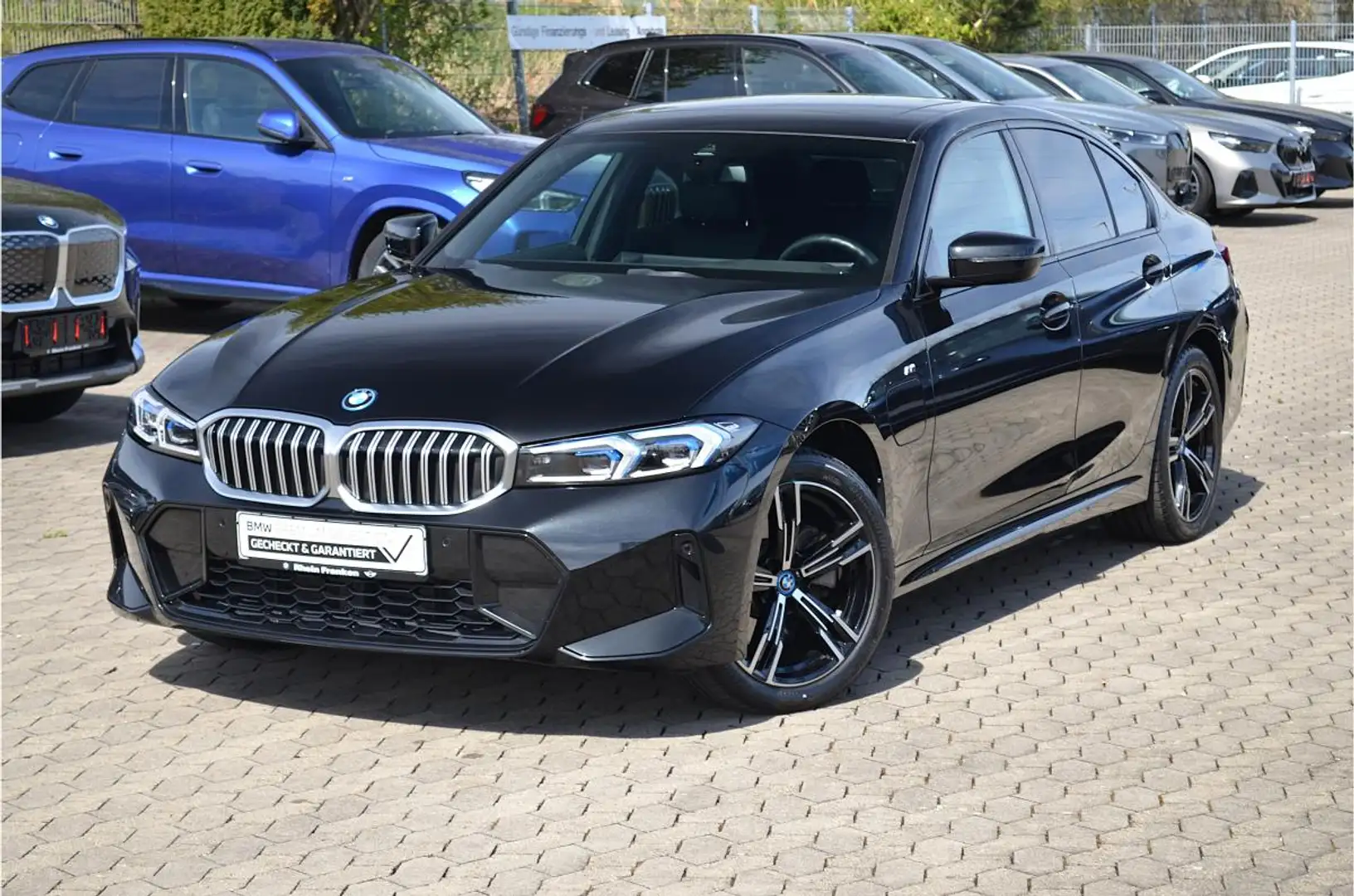 BMW 330 e xDrive "M-Sport", LiveCptPro, Glasdach, Ad.LED, Schwarz - 2