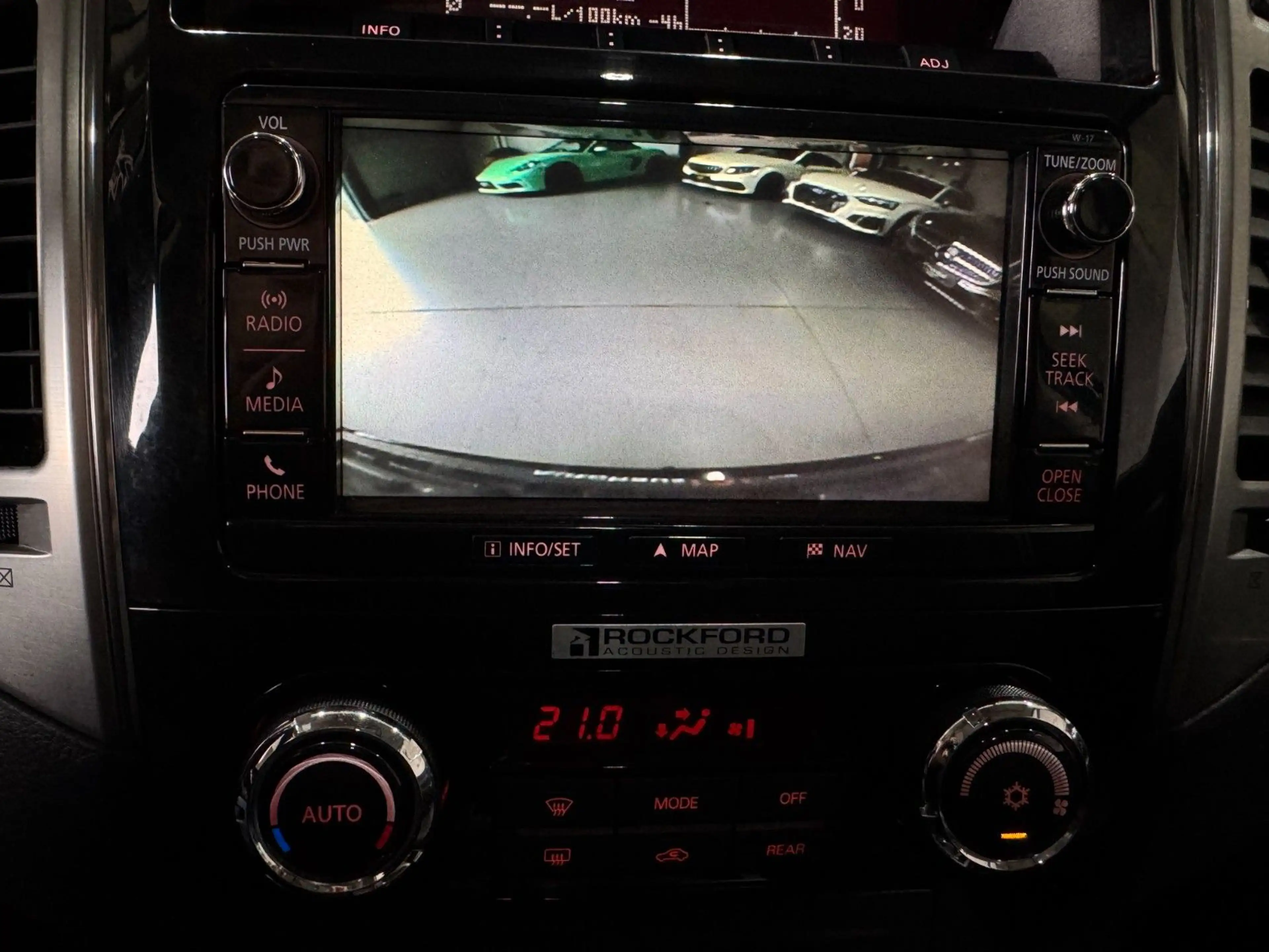 Mitsubishi Pajero /3.2/DI-D/Final/Edition/PANO/AHK/2.HAND — photo 13