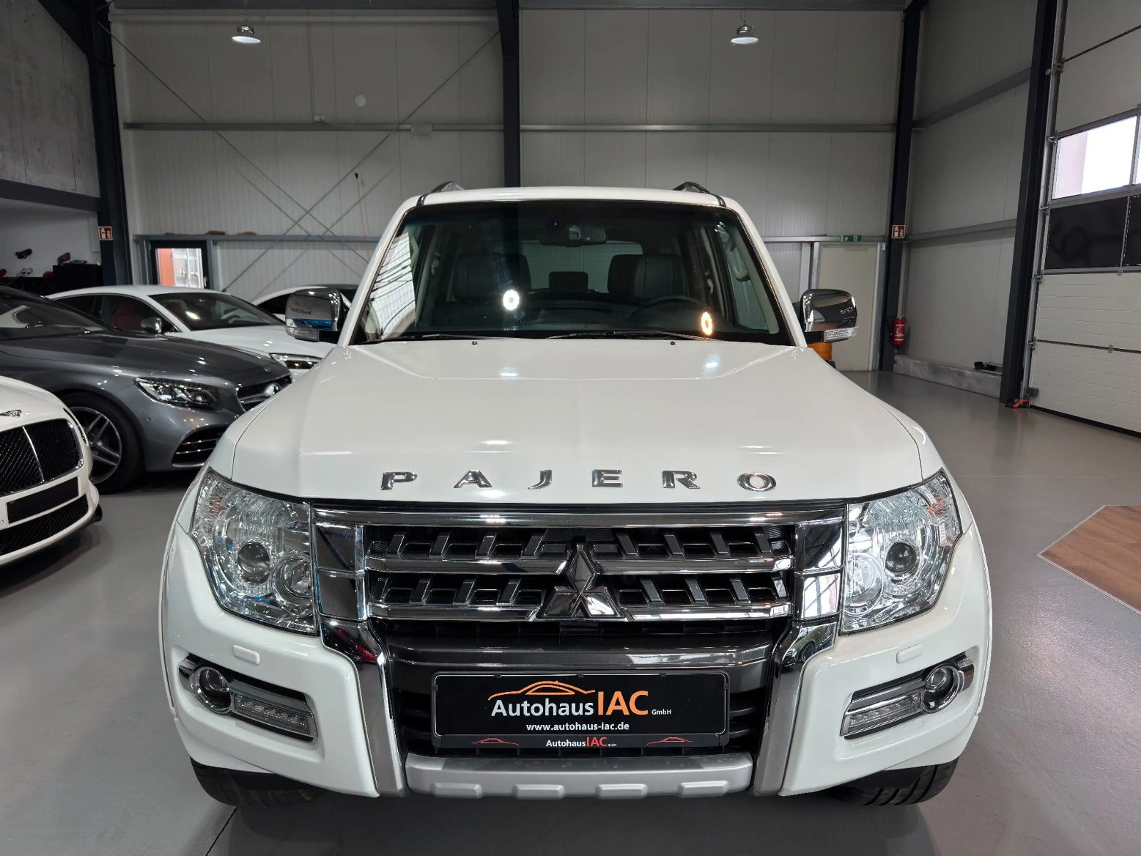 Mitsubishi Pajero /3.2/DI-D/Final/Edition/PANO/AHK/2.HAND — photo 2