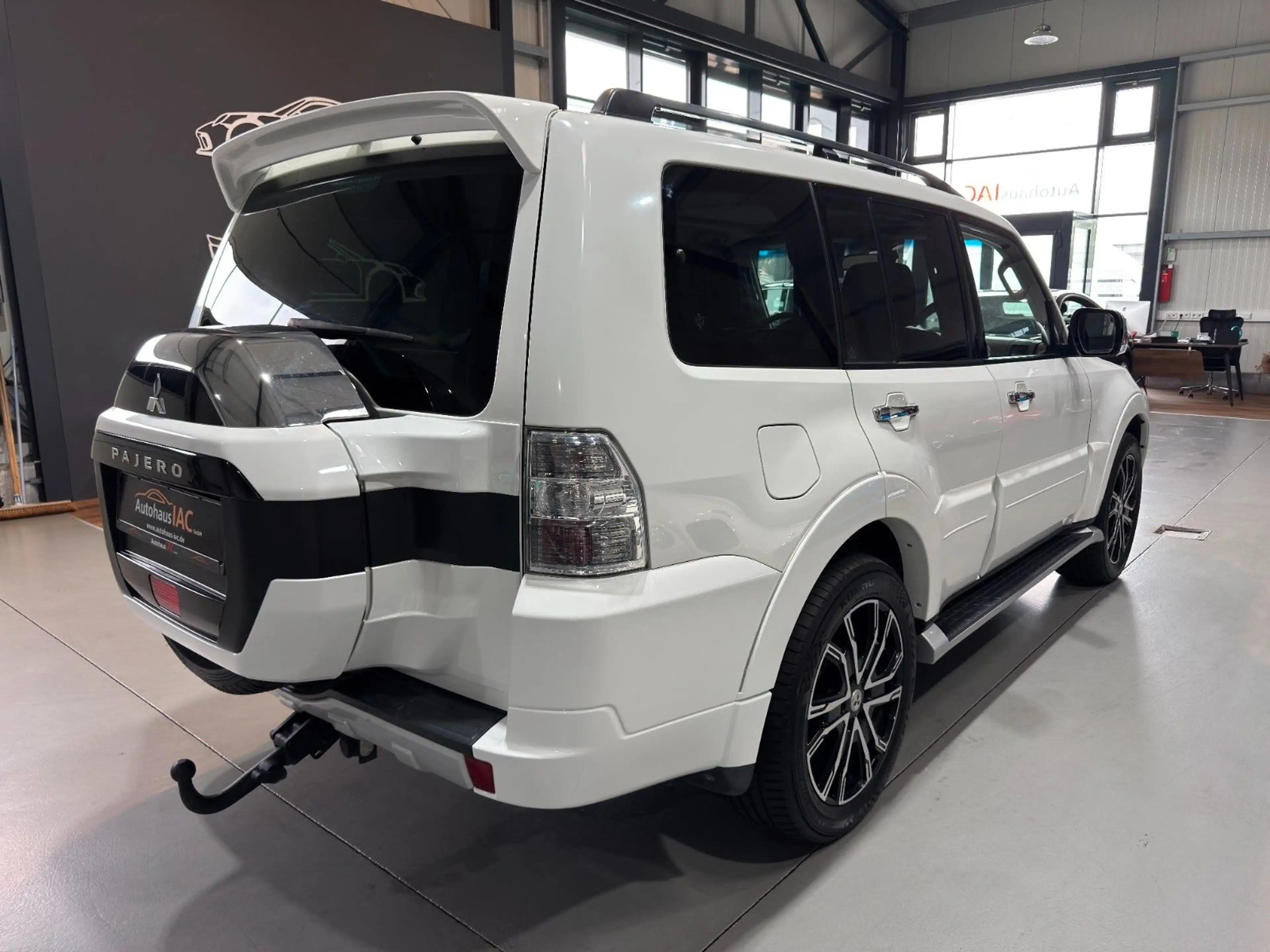 Mitsubishi Pajero /3.2/DI-D/Final/Edition/PANO/AHK/2.HAND — photo 7
