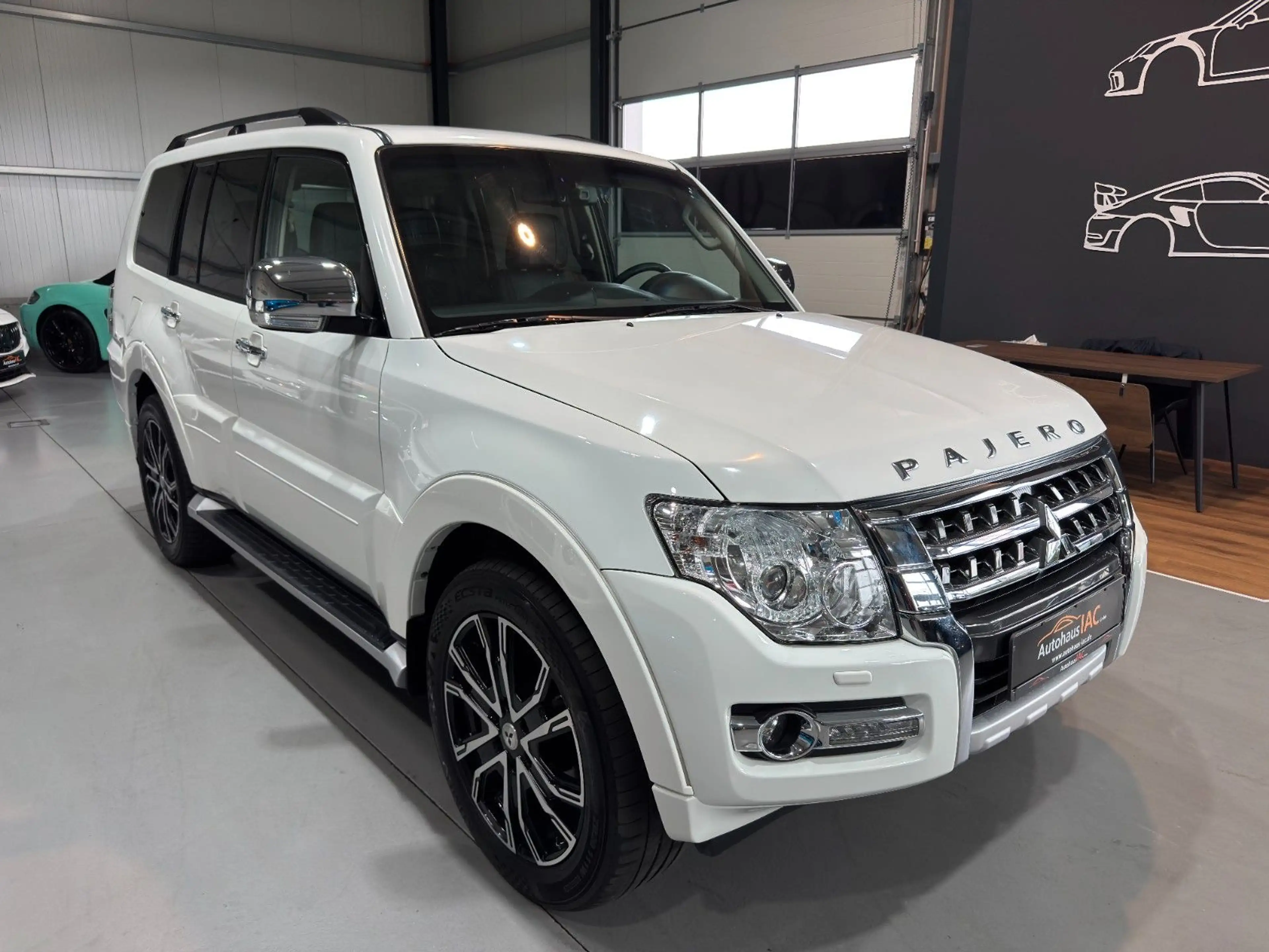 Mitsubishi Pajero /3.2/DI-D/Final/Edition/PANO/AHK/2.HAND — photo 3