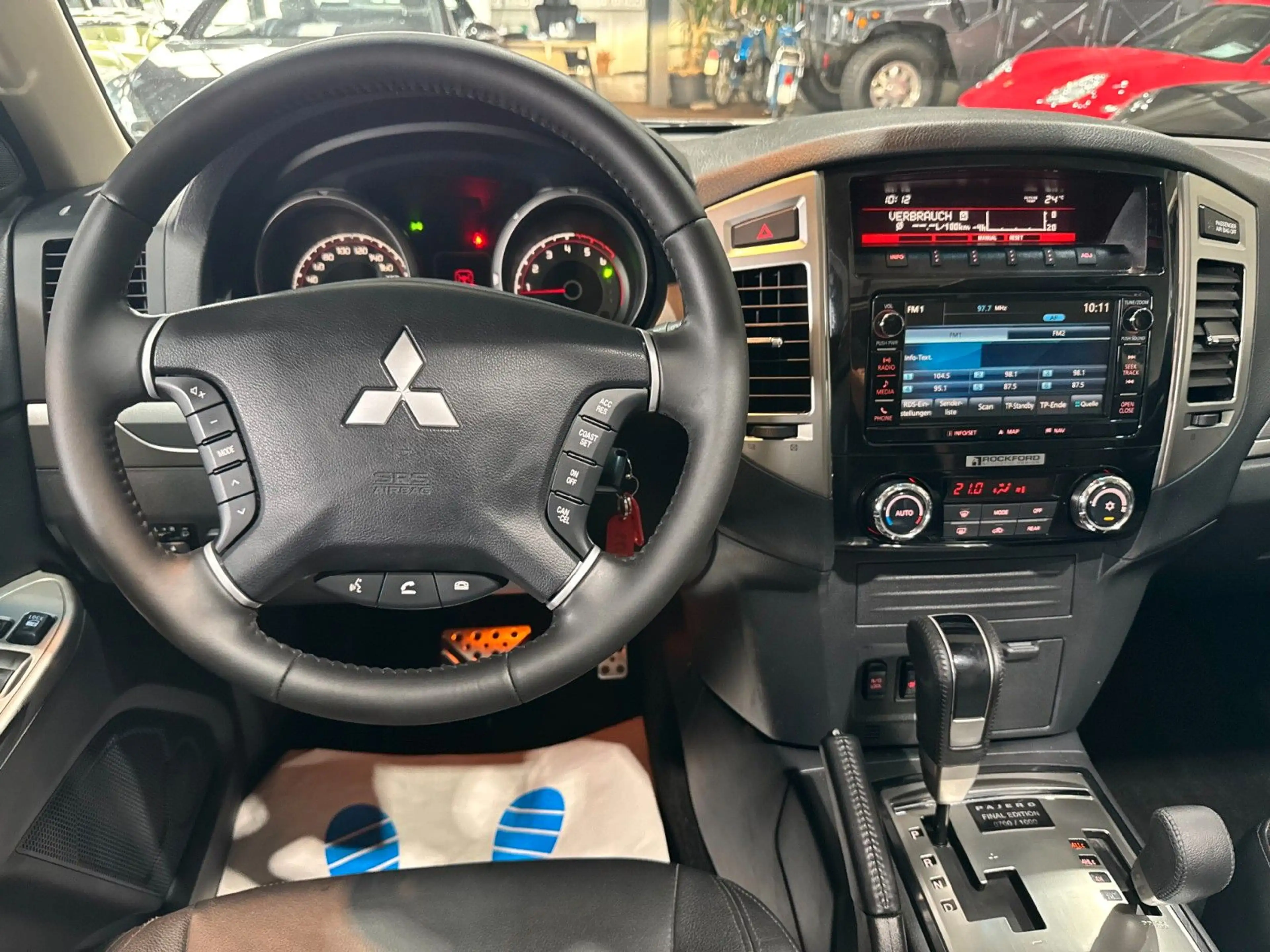 Mitsubishi Pajero /3.2/DI-D/Final/Edition/PANO/AHK/2.HAND — photo 10
