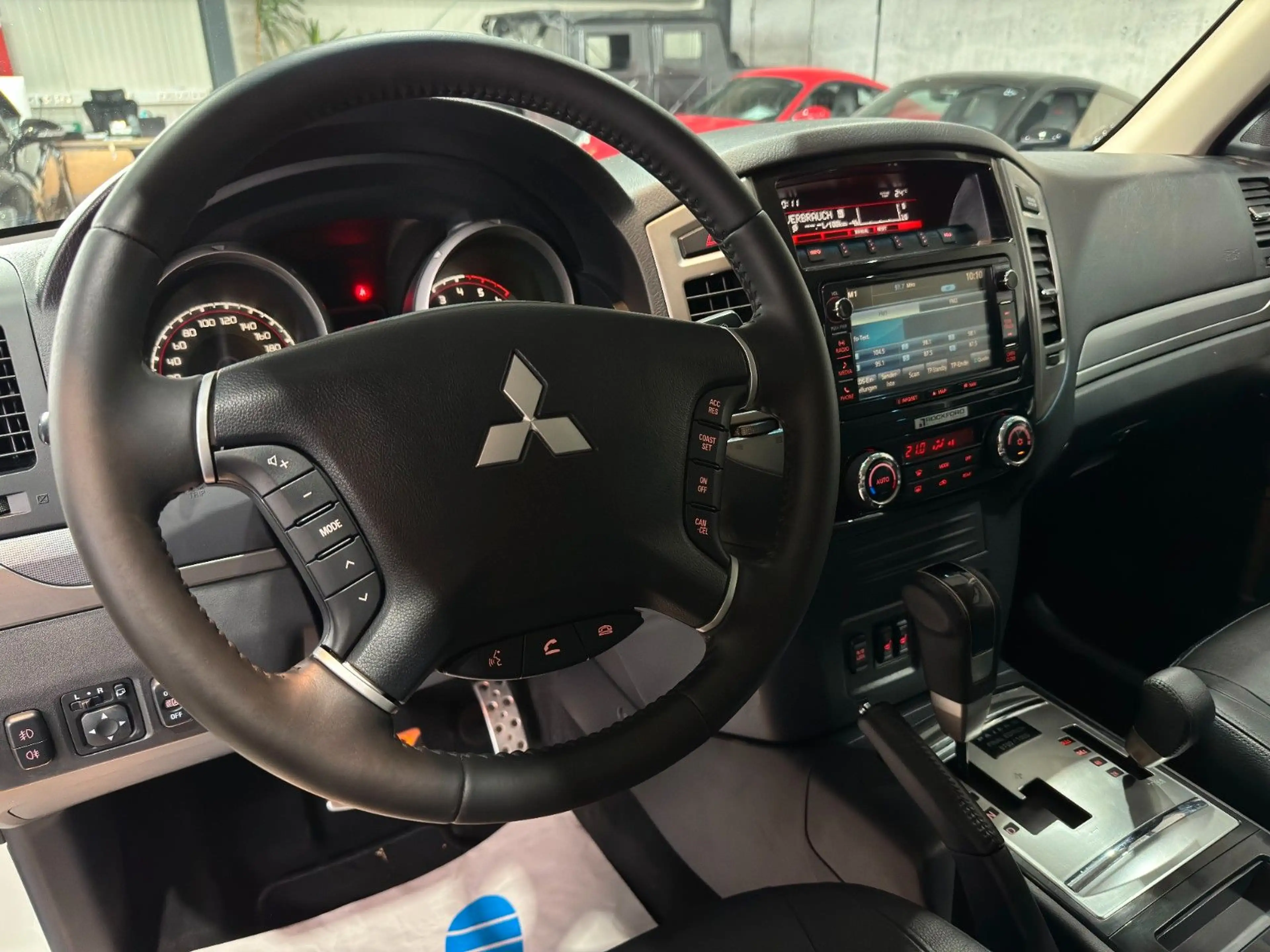 Mitsubishi Pajero /3.2/DI-D/Final/Edition/PANO/AHK/2.HAND — photo 11