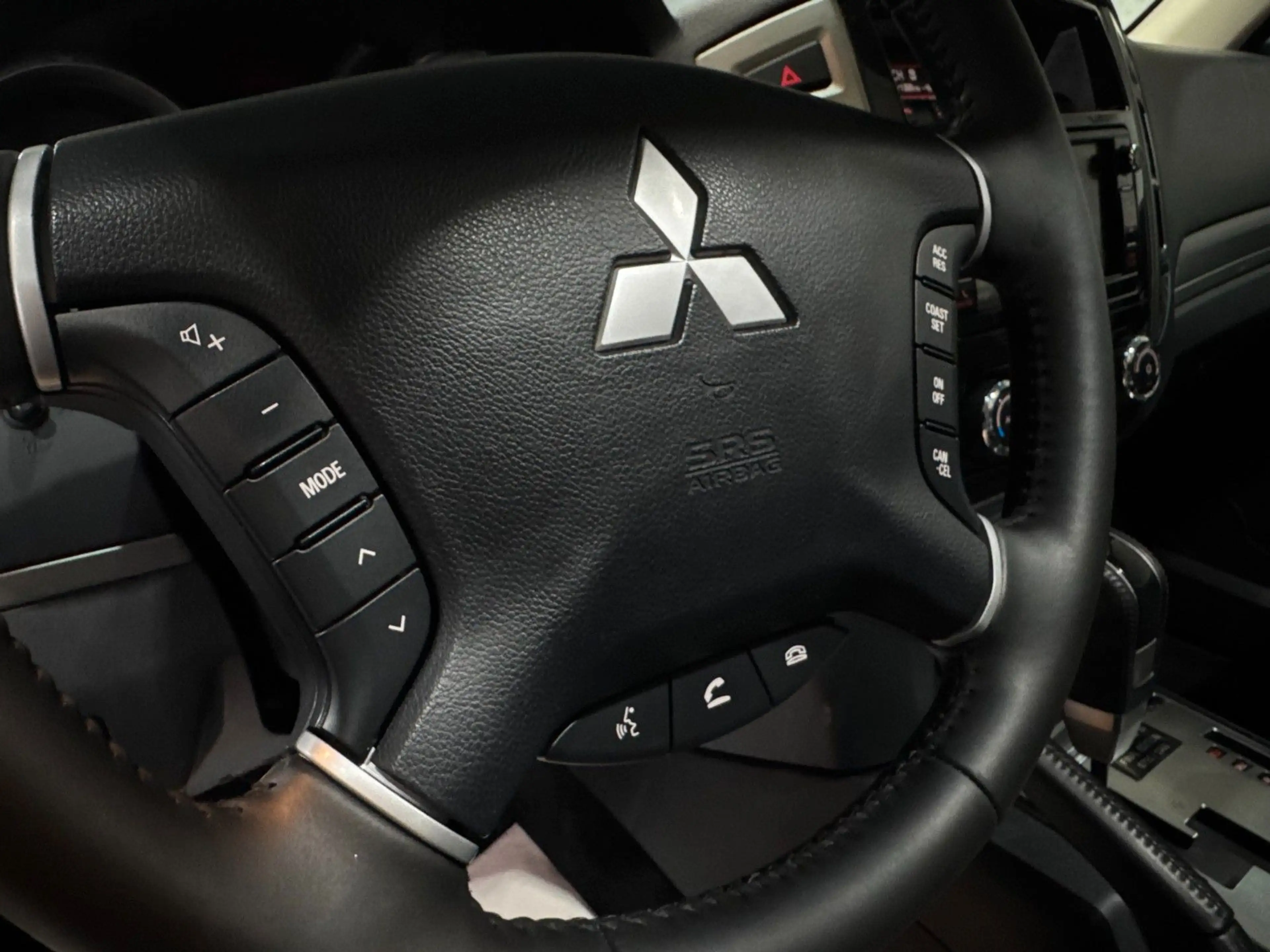 Mitsubishi Pajero /3.2/DI-D/Final/Edition/PANO/AHK/2.HAND — photo 12