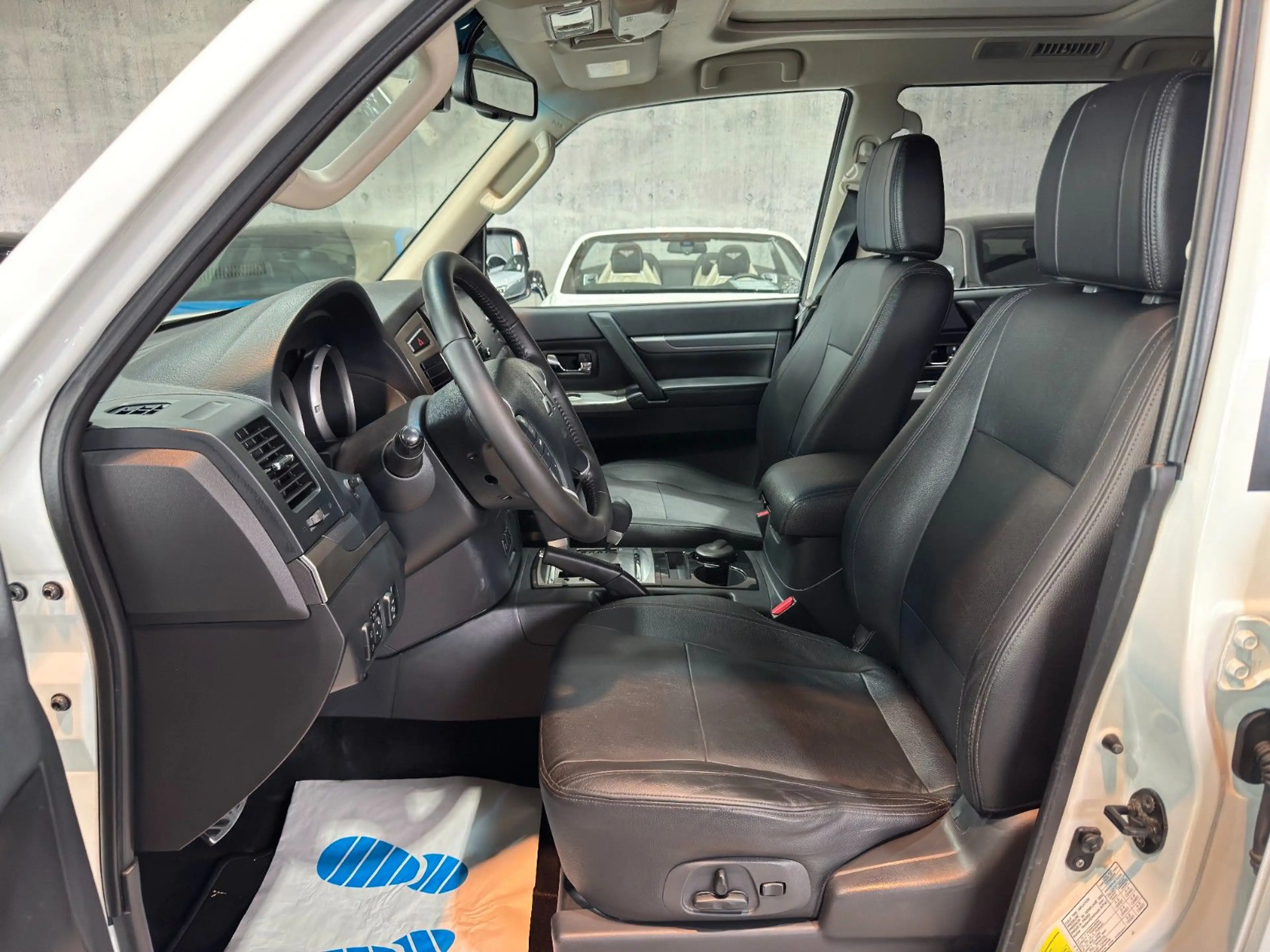 Mitsubishi Pajero /3.2/DI-D/Final/Edition/PANO/AHK/2.HAND — photo 8