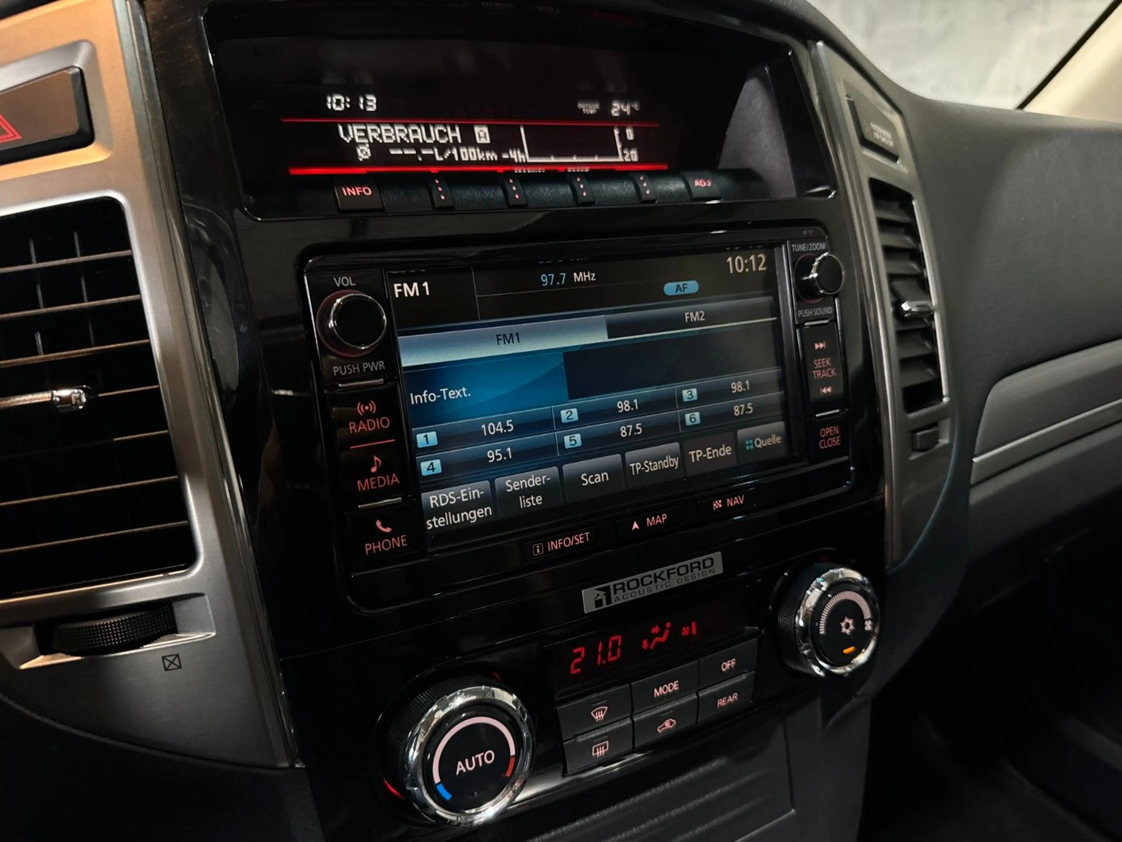 Mitsubishi Pajero /3.2/DI-D/Final/Edition/PANO/AHK/2.HAND — photo 14