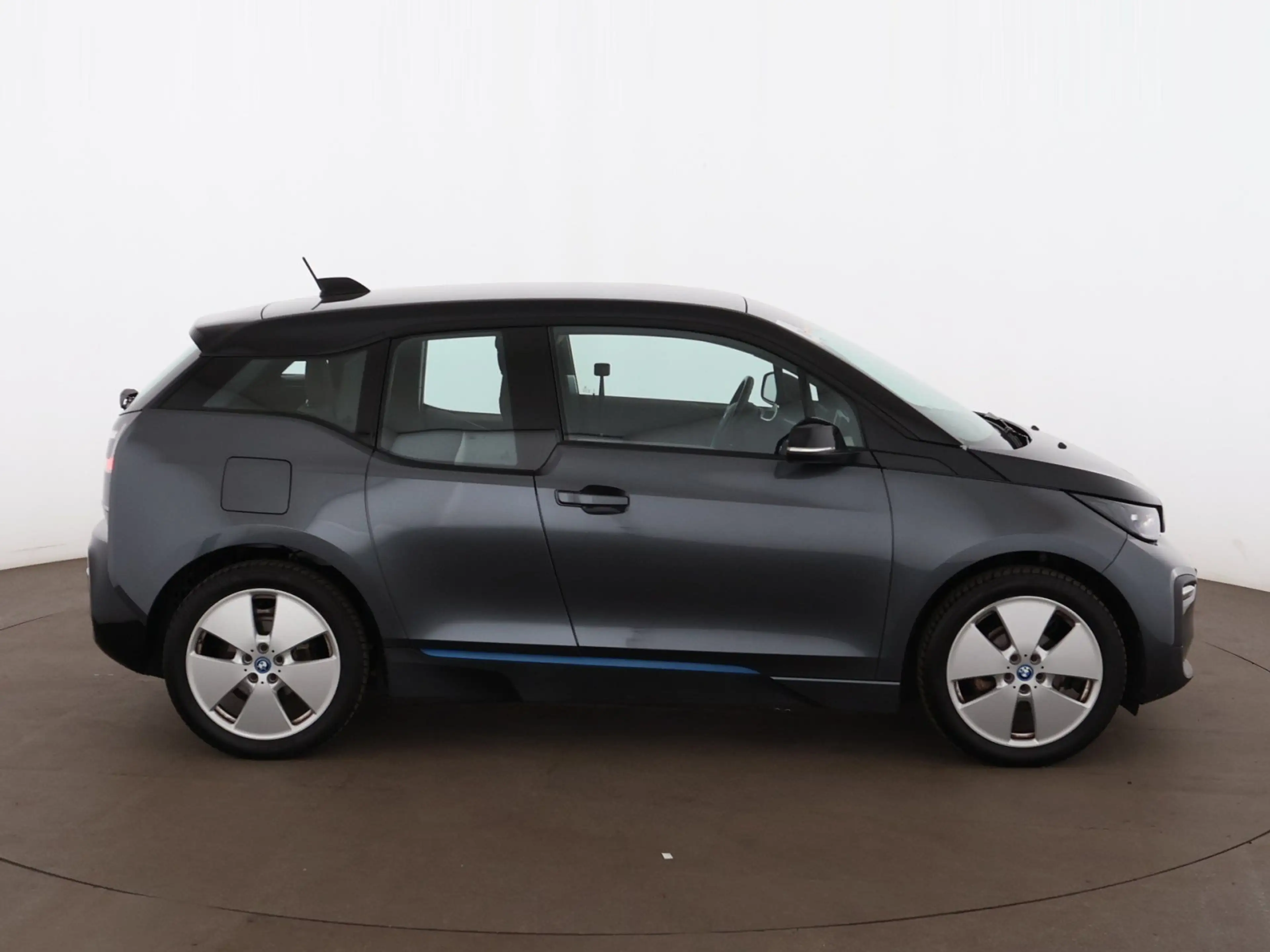 BMW i3 120Ah Aut LED NAVI TEMPOMAT PARKHILFE — photo 9