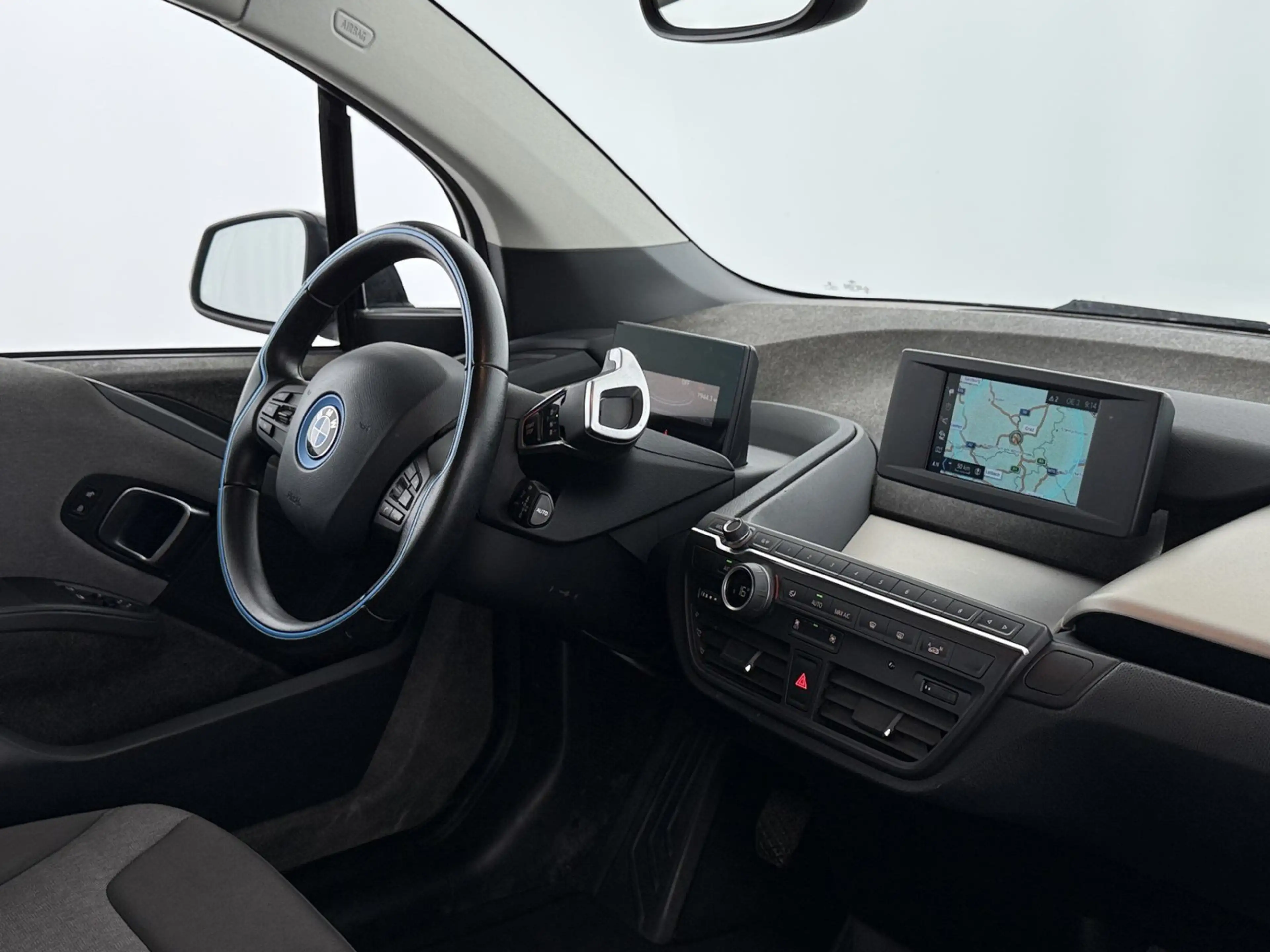 BMW i3 120Ah Aut LED NAVI TEMPOMAT PARKHILFE — photo 13