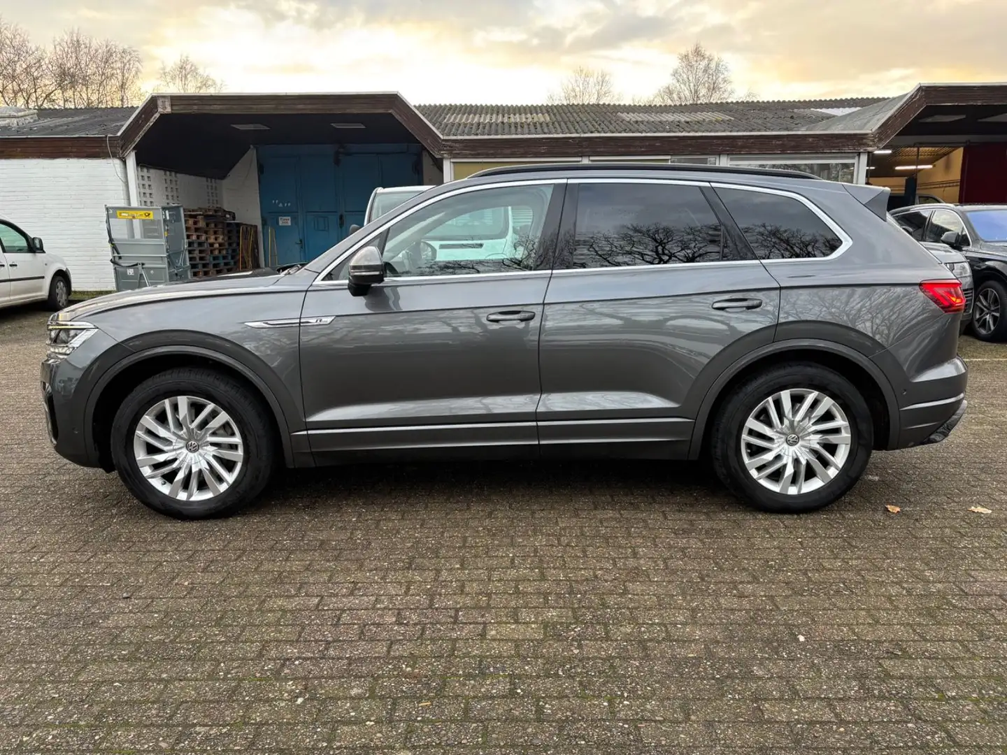Volkswagen Touareg R-Line 4Motion Matrix Luft Head-Up Carpl Grau - 2
