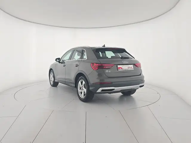 Audi Q3 view 3