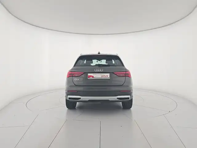 Audi Q3 view 4