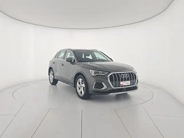 Audi Q3 view 6