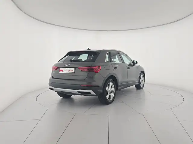 Audi Q3 view 5