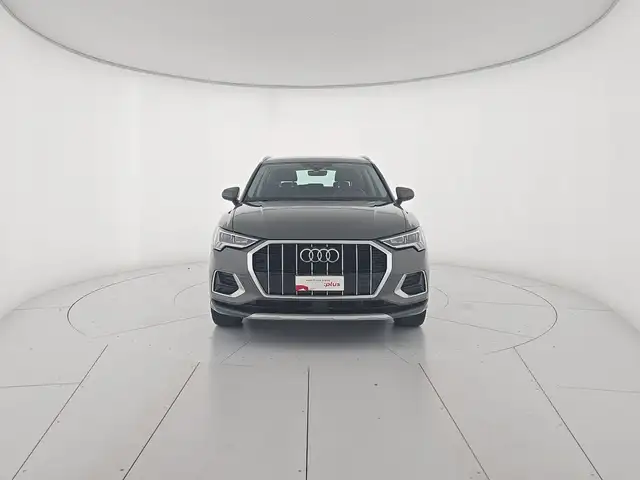 Audi Q3 view 7