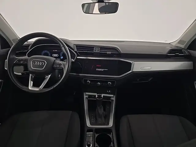 Audi Q3 view 11