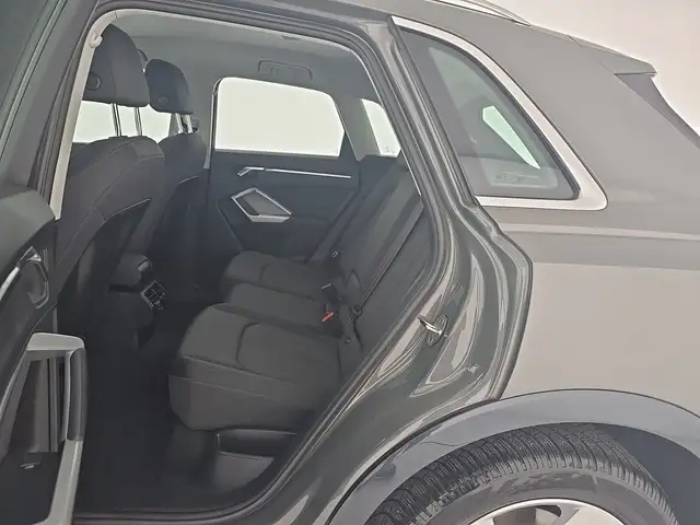 Audi Q3 view 10