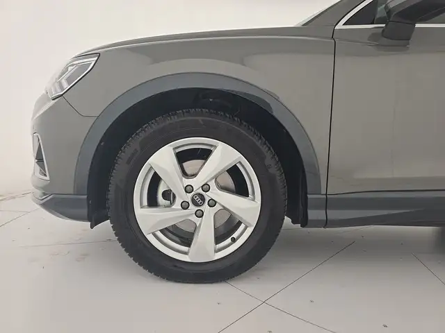 Audi Q3 view 8