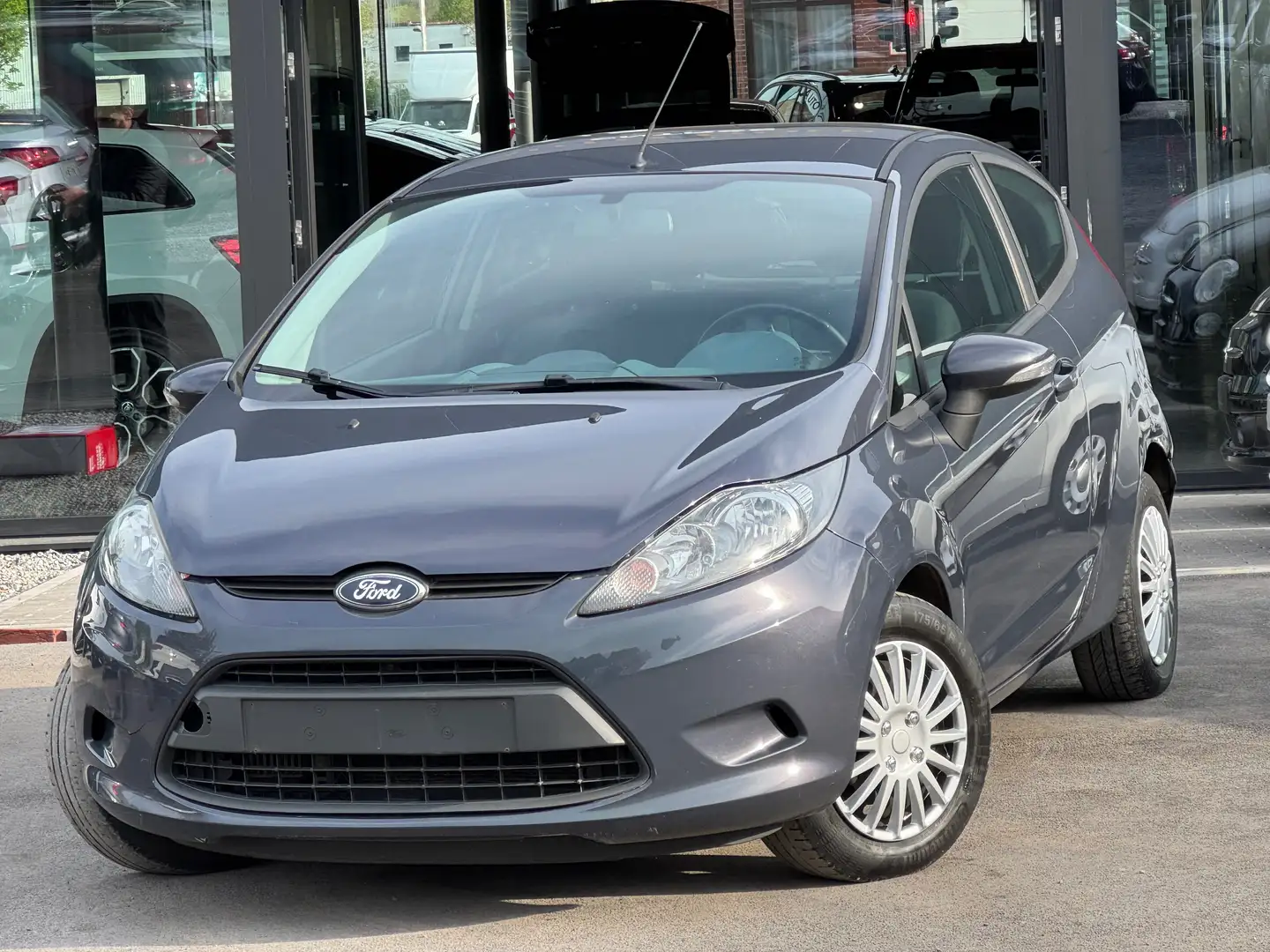 Ford Fiesta 1.6 TDCi/CLIMA/EURO5/ Gris - 1