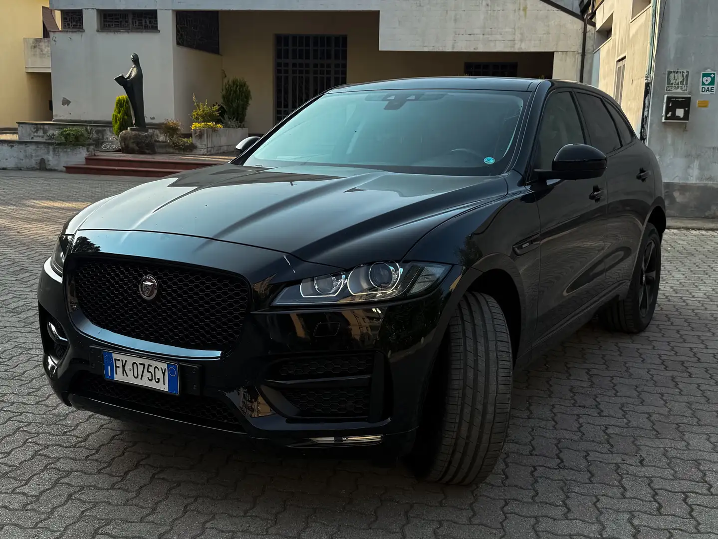 Jaguar F-Pace R-Sport 2.0d awd 180cv auto - Black Edition Nero - 2