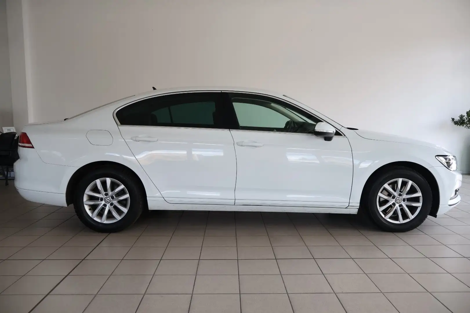 Volkswagen Passat Comfortline ACC Navi PDC Fahrradträger! Weiß - 2