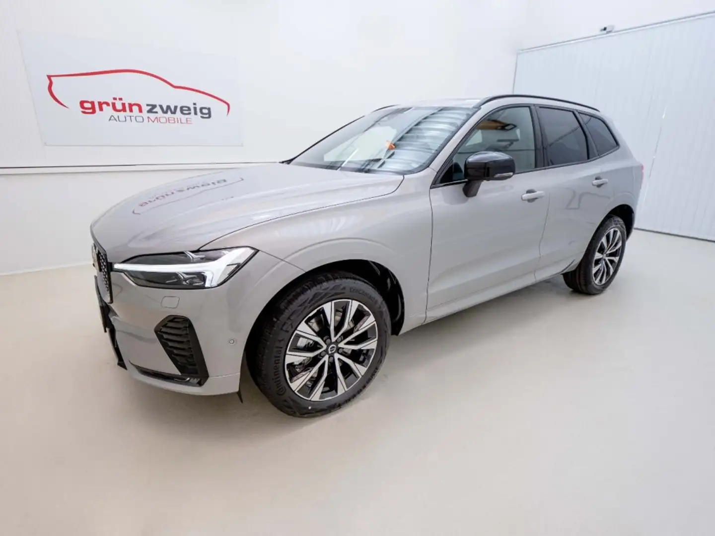 Volvo XC60 Plus, B4 AWD Mild Hybrid, Diesel, Dark Grau - 2